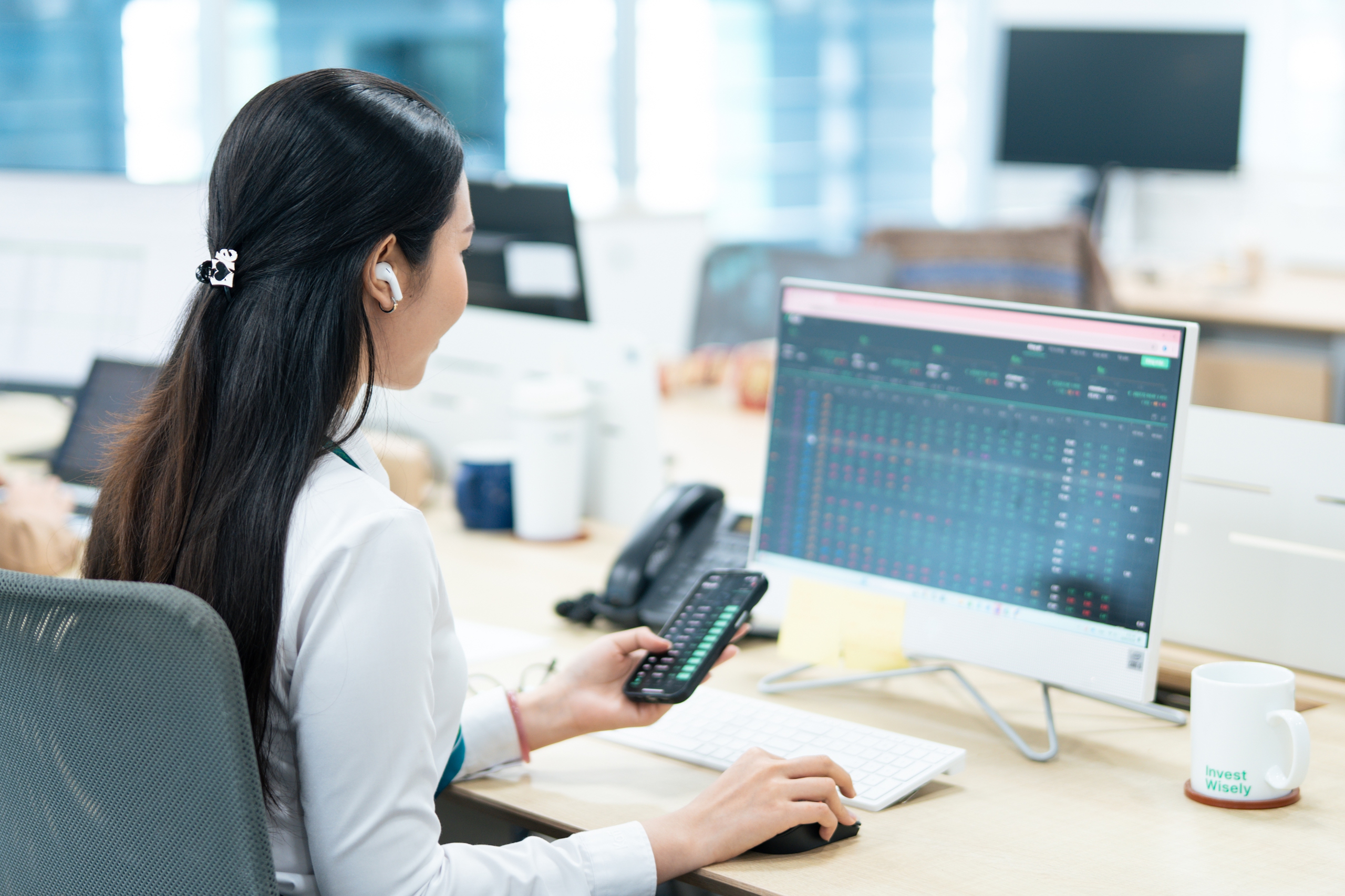 27 cổ phiếu vào rổ FTSE giao dịch ra sao phiên 24-8 - Ảnh 1.