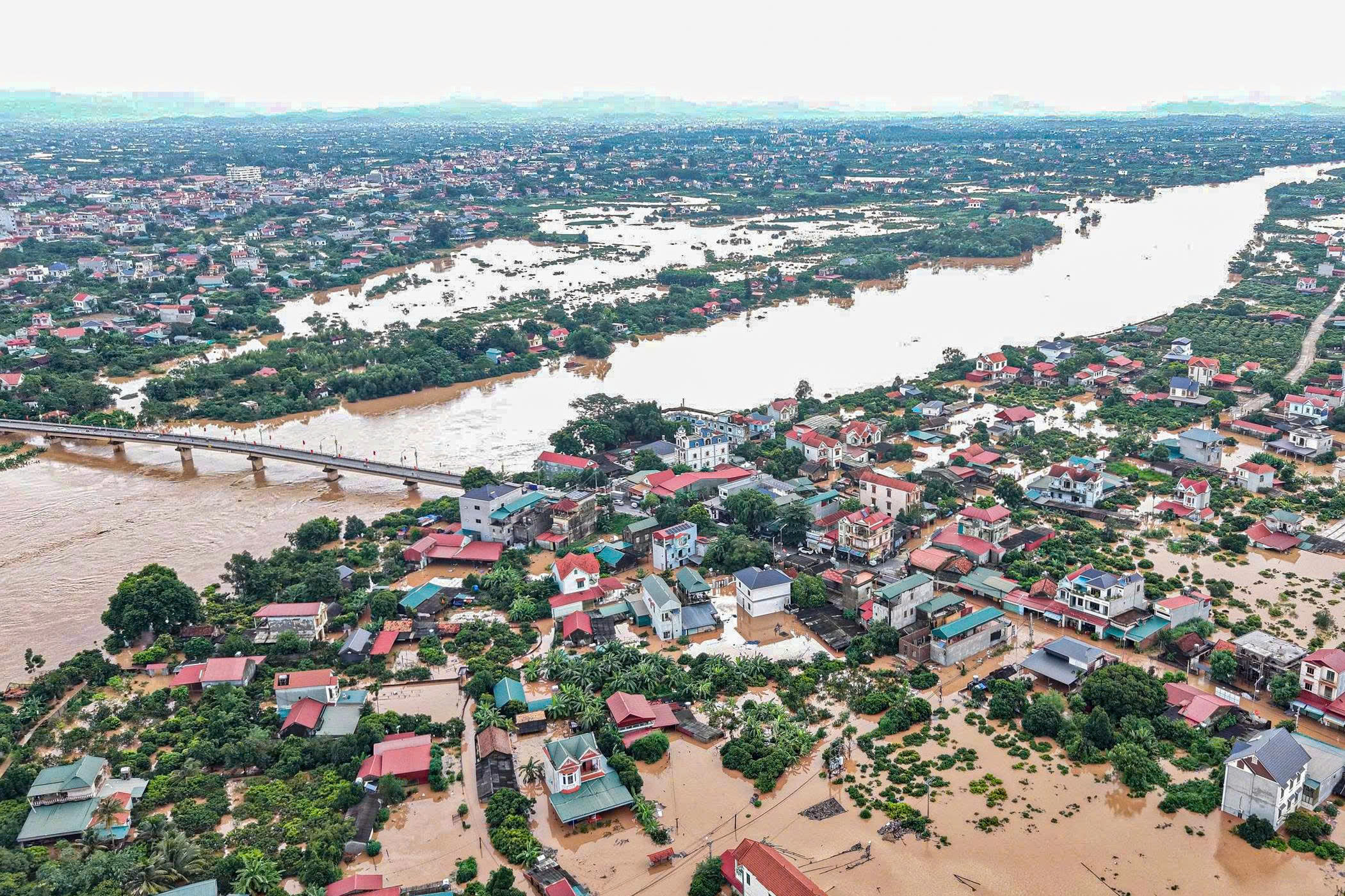 Thủ phủ vải thiều Lục Ngạn cũng ngập trong 'biển nước' sau mưa bão số 4 - Ảnh 5.