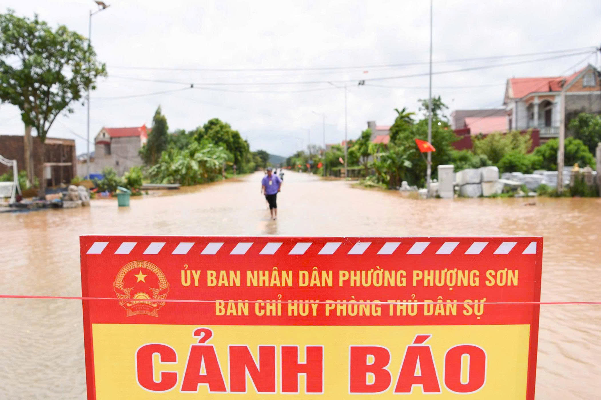Thủ phủ vải thiều Lục Ngạn cũng ngập trong 'biển nước' sau mưa bão số 4 - Ảnh 1.