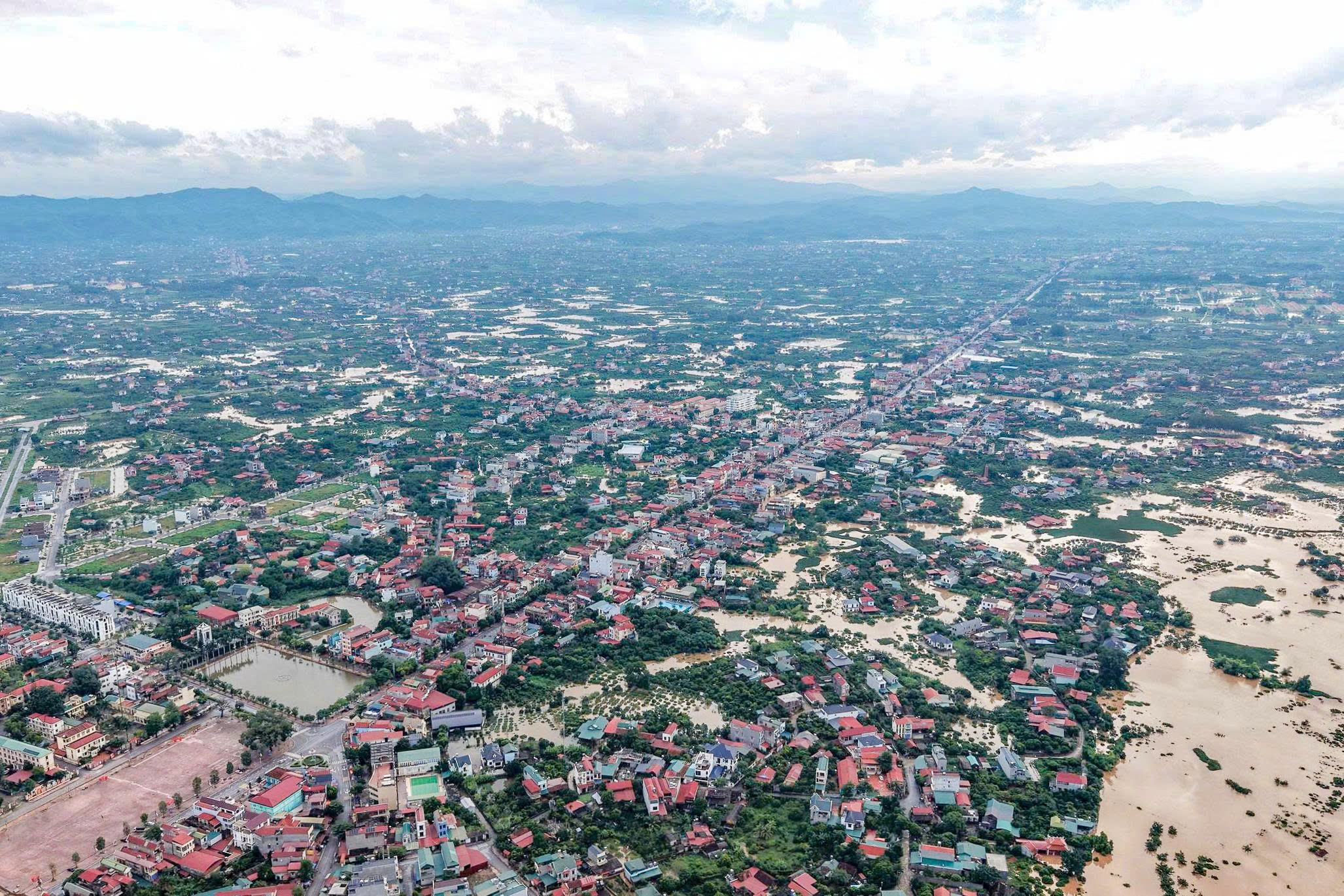 Thủ phủ vải thiều Lục Ngạn cũng ngập trong 'biển nước' sau mưa bão số 4 - Ảnh 6.