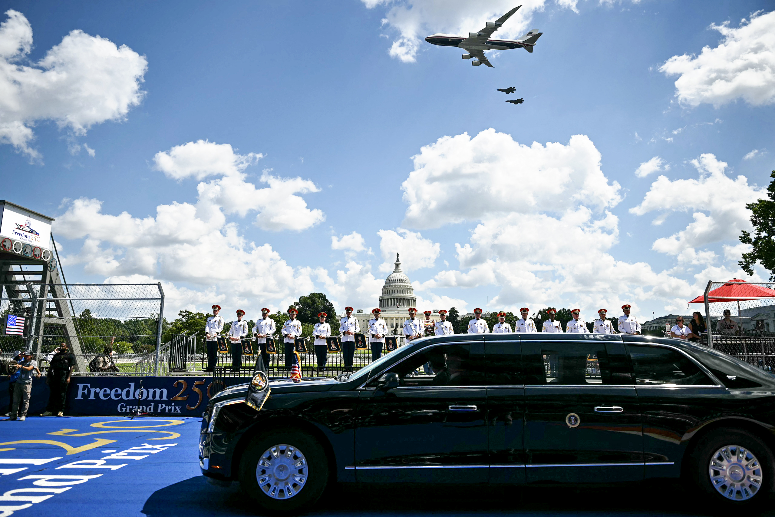 Tin tức thế giới 24-8: Ông Trump khai cuộc đua xe bằng Quái thú - Ảnh 2.