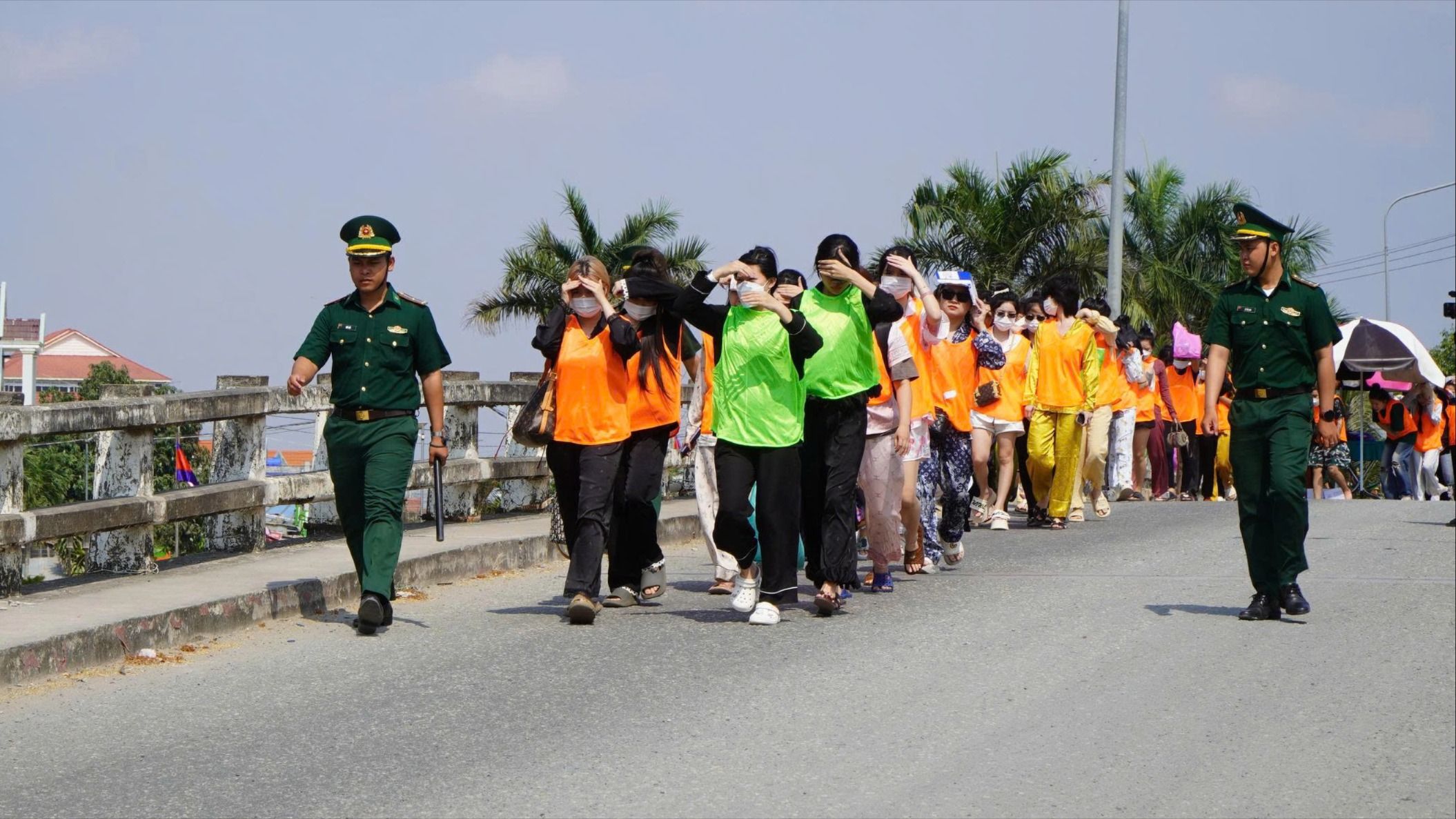 Đắk Lắk lo sinh kế, ngăn người hồi hương tái xuất cảnh trái phép - Ảnh 3.