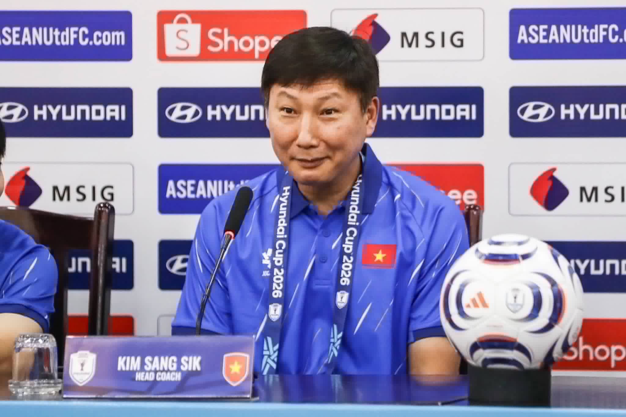 HLV Kim Sang Sik: 'Nếu vô địch, tôi muốn được nhảy ăn mừng với Đình Bắc' - Ảnh 1.
