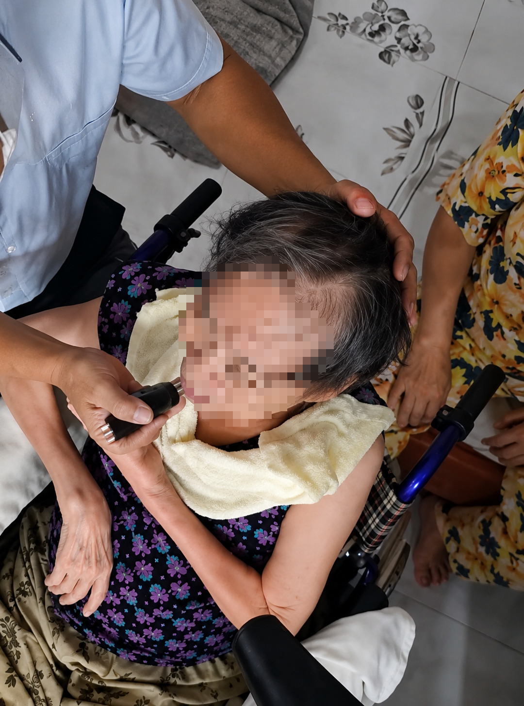 Chữa bệnh như 'Thần y': Khi thầy Đông bấm huyệt - Ảnh 6.