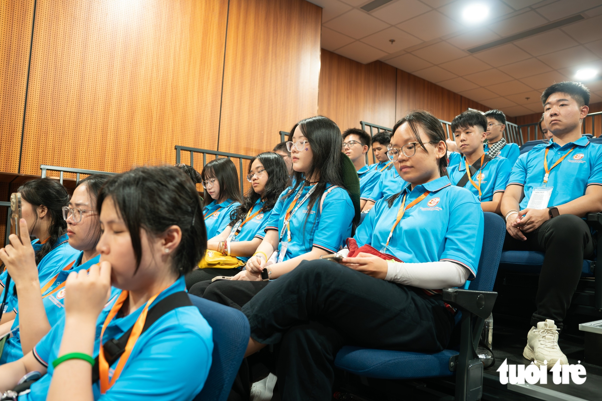 Kiều bào trẻ xúc động thăm công viên Lê Thị Riêng, nghe 'kiều bào lớn' kể chuyện kháng chiến - Ảnh 4.