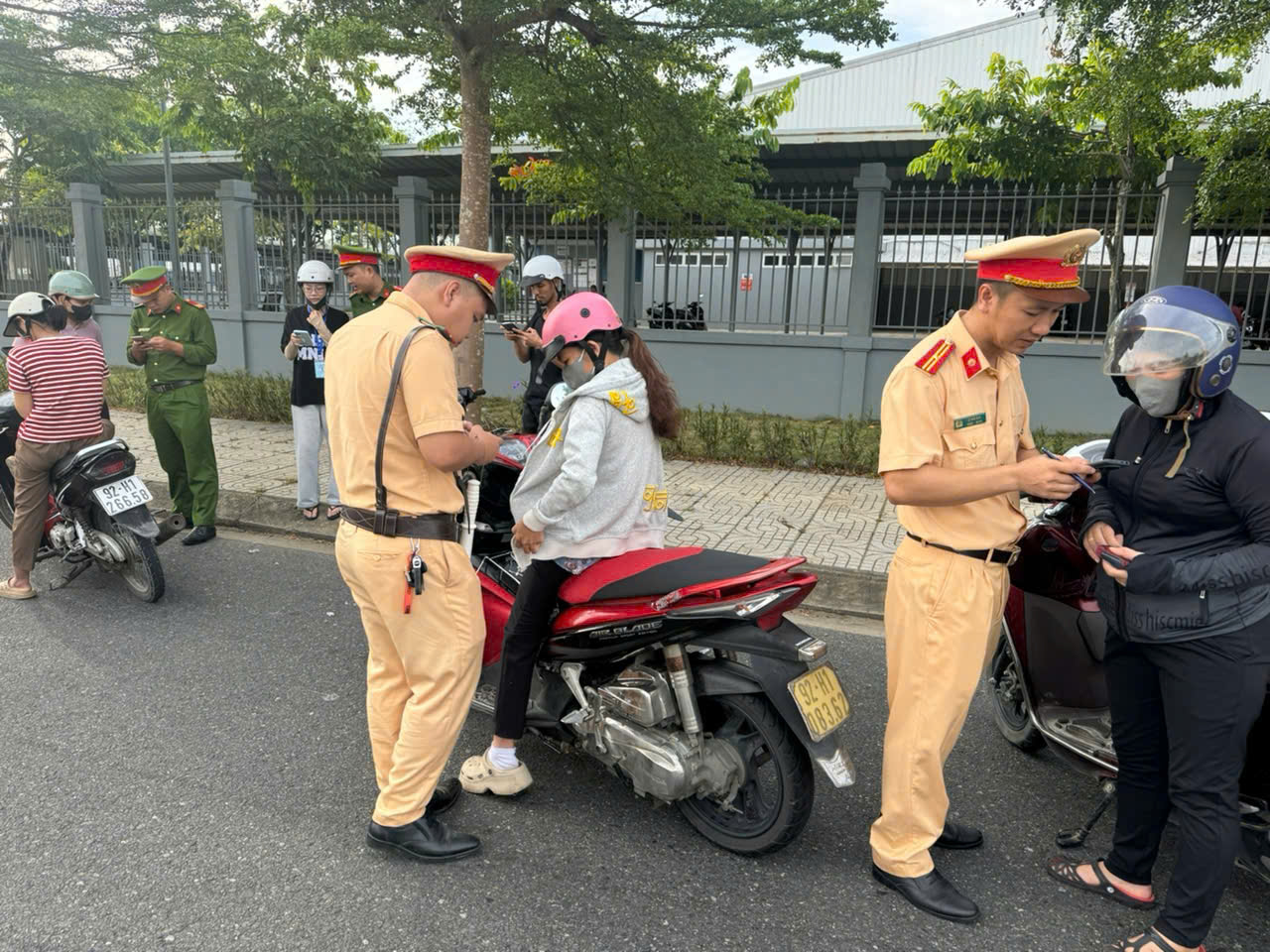 越南峴港公安交警提醒民眾在VNeID上檢查車輛信息