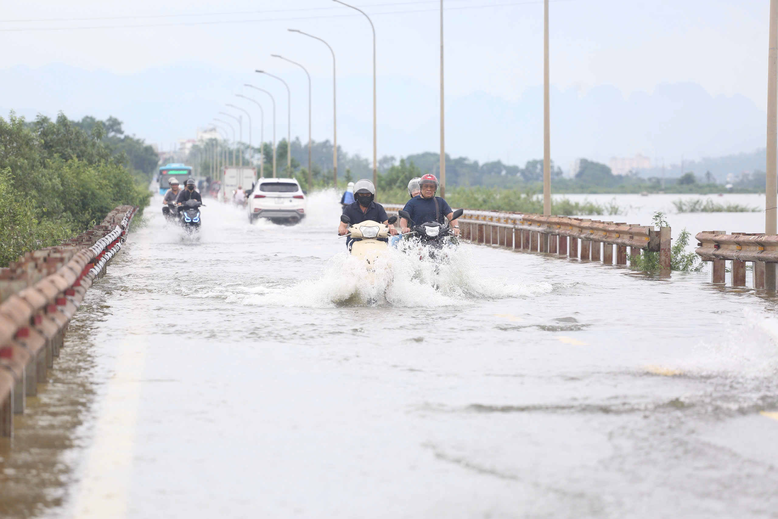 Lũ tại Hà Nội dâng cao , nhiều hộ dân bị cô lập và đường sá ngập úng - Ảnh 1.