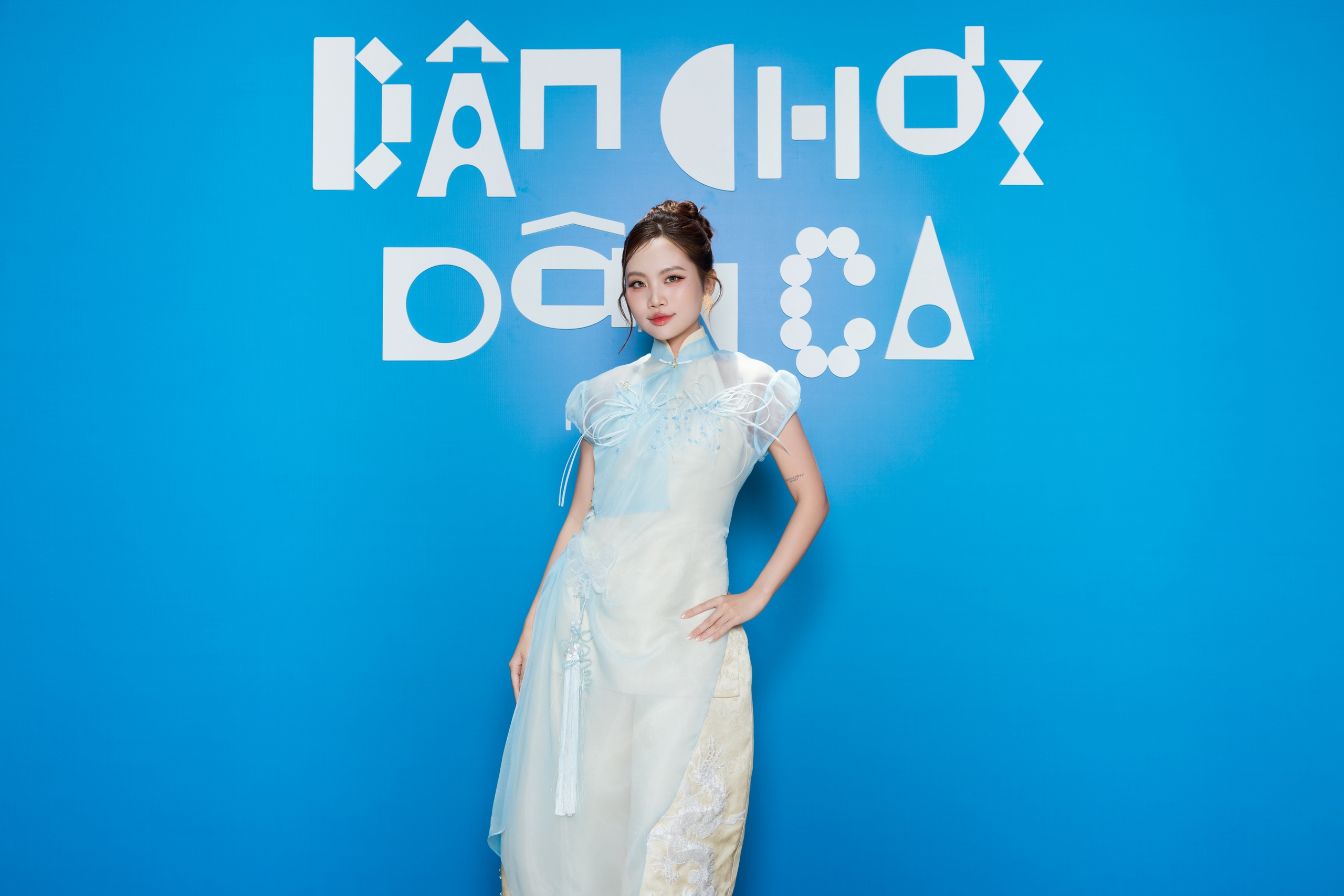 Ê kíp Phương Mỹ Chi ăn cơm với đậu hủ để dành tiền là dự án Dân chơi dân ca - Ảnh 1.