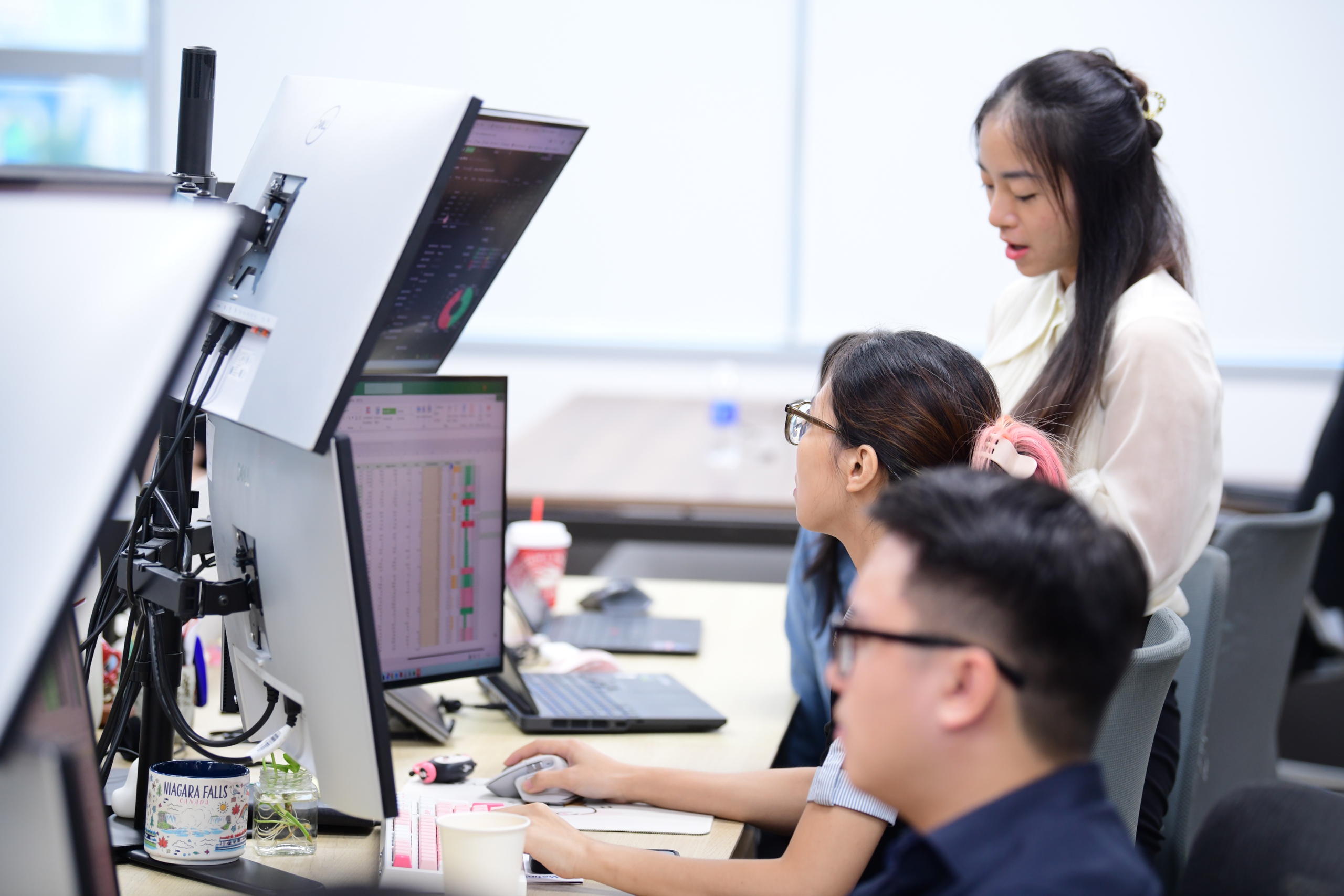 Lãi dịch vụ ngân hàng quý 2-2026 tăng vọt, lập kỉ lục mới 27.934 tỉ đồng - Ảnh 1.