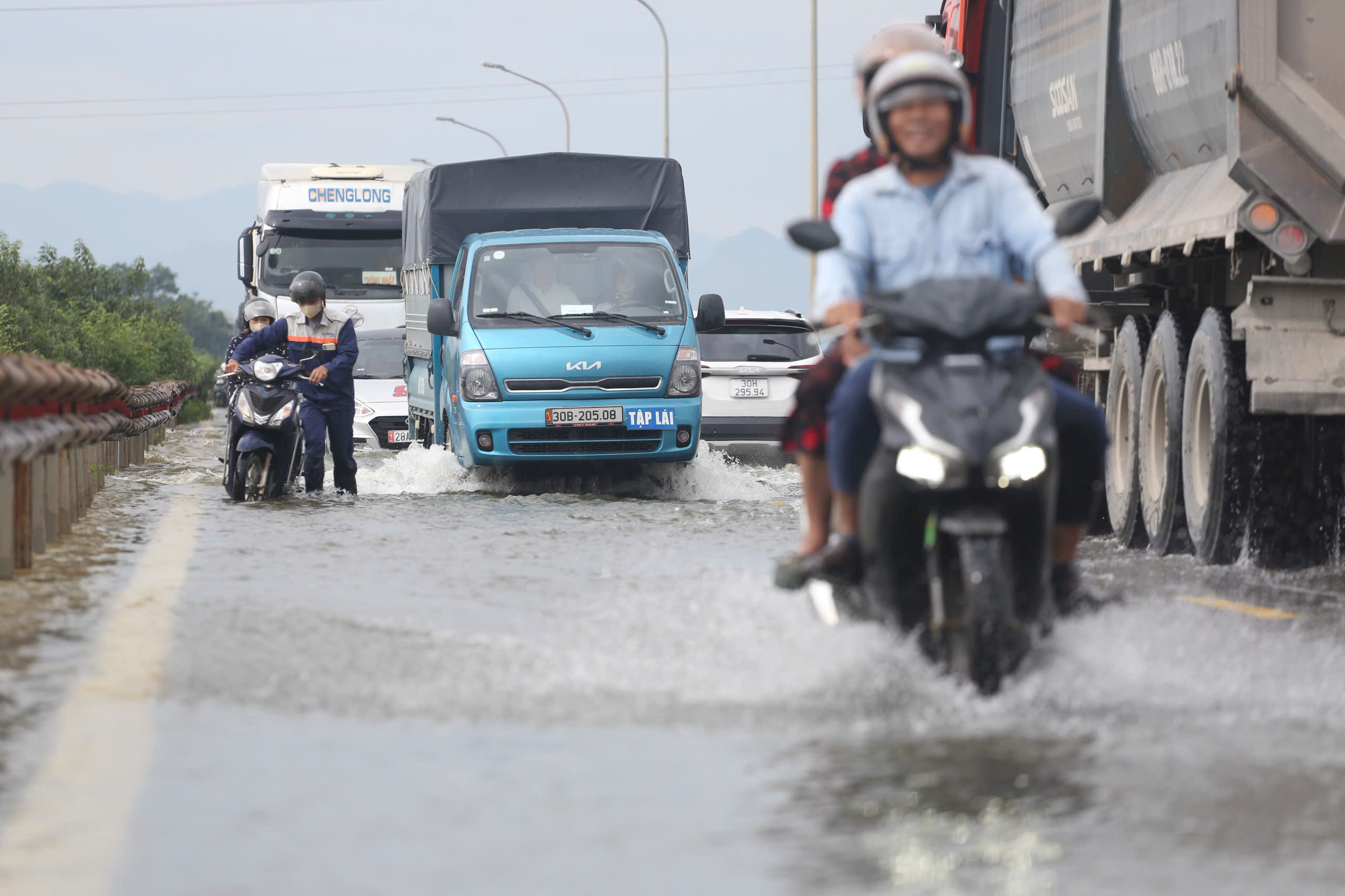 Lũ tại Hà Nội dâng cao , nhiều hộ dân bị cô lập và đường sá ngập úng - Ảnh 4.