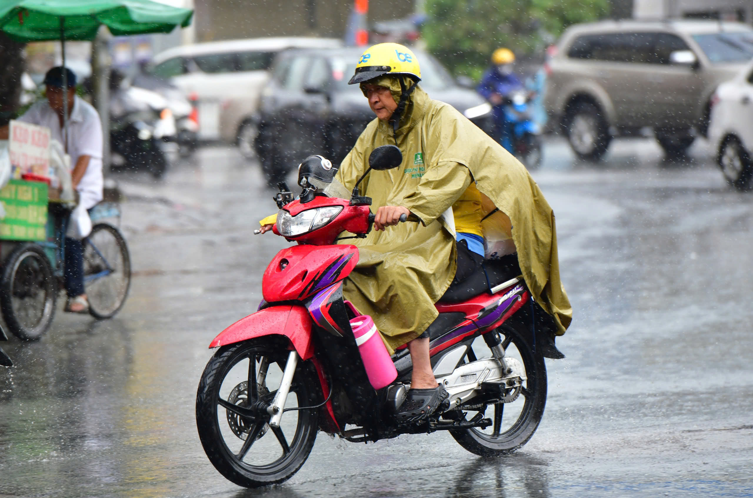 Thời tiết hôm nay 27-8: Bắc Bộ còn mưa to, Trung Bộ trời nắng nóng - Ảnh 1.