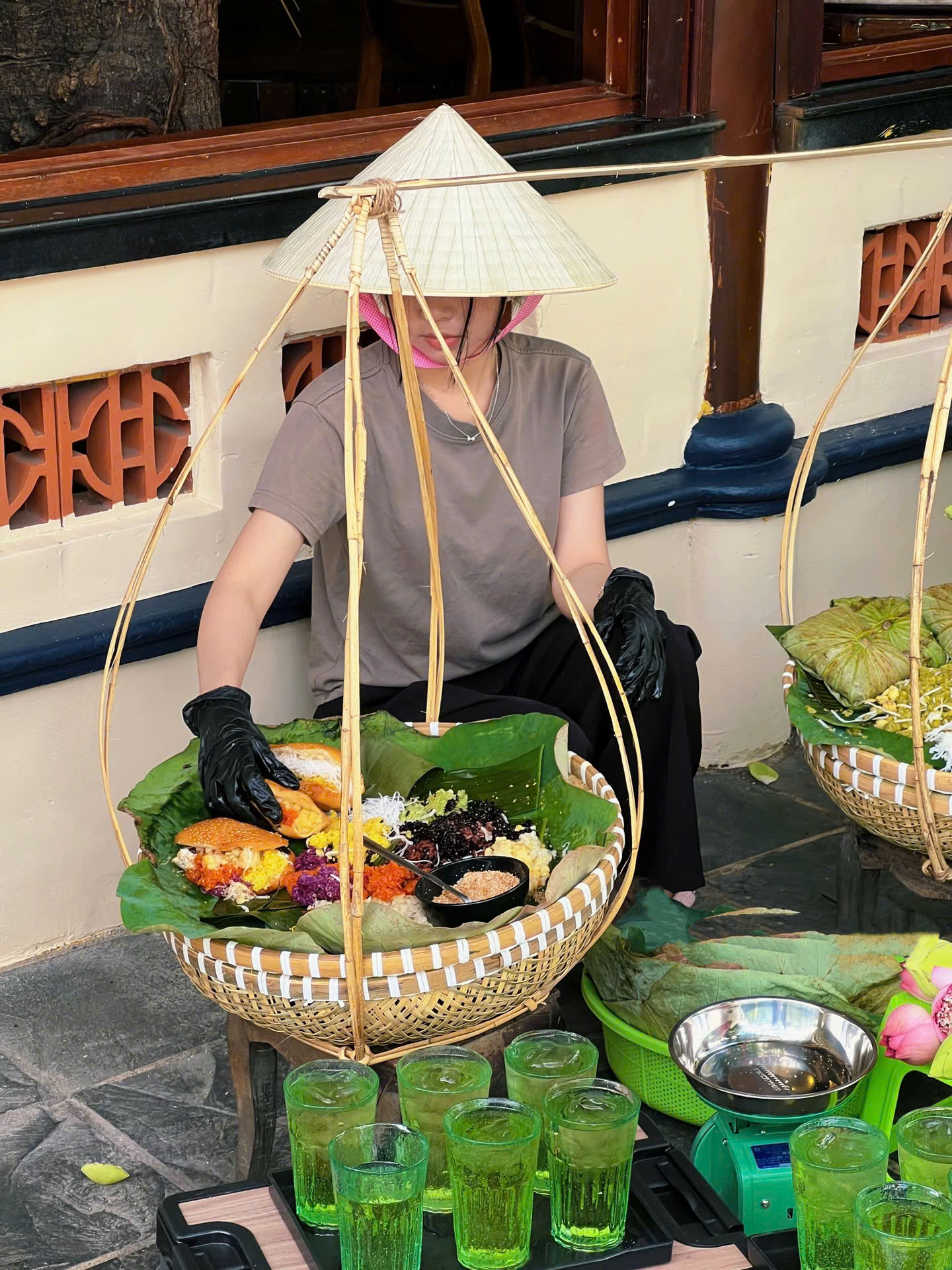 Nàng thơ check-in xe hoa ‘mùa thu Hà Nội’ giữa Sài Gòn - Ảnh 7.