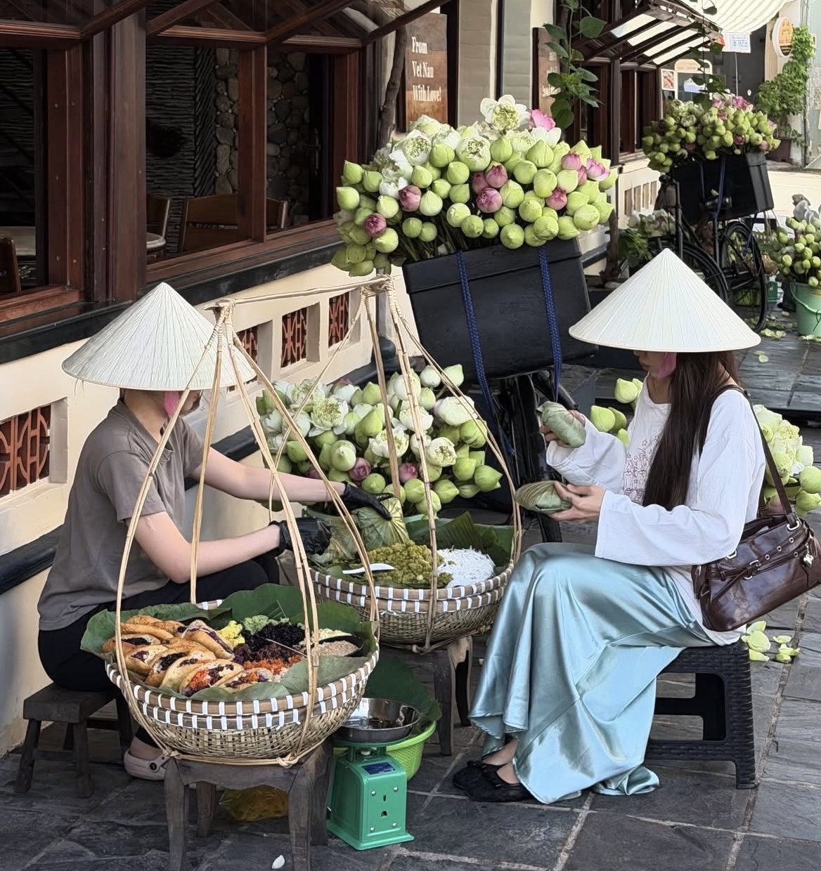 Nàng thơ check-in xe hoa ‘mùa thu Hà Nội’ giữa Sài Gòn - Ảnh 9.