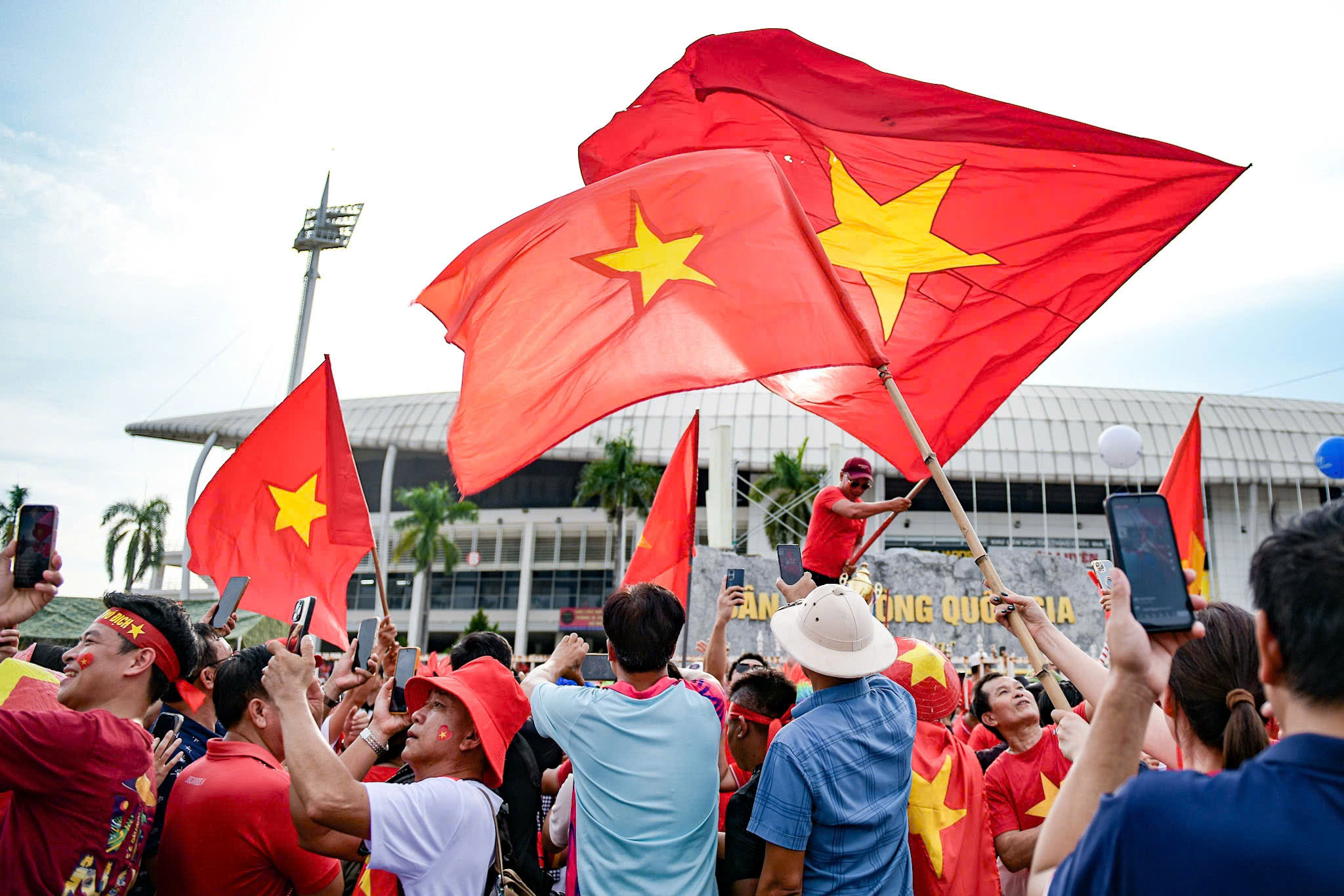Sân Mỹ Đình kín khán giả, chờ tuyển Việt Nam đánh bại Thái Lan - Ảnh 1.