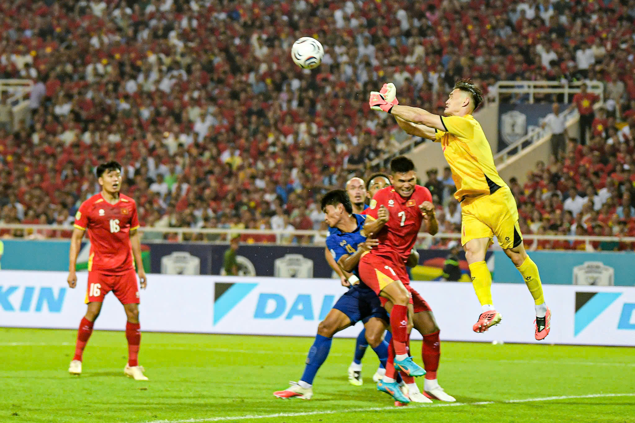 Đình Bắc giúp Việt Nam thống trị danh hiệu cá nhân ASEAN Cup 2026 - Ảnh 2.
