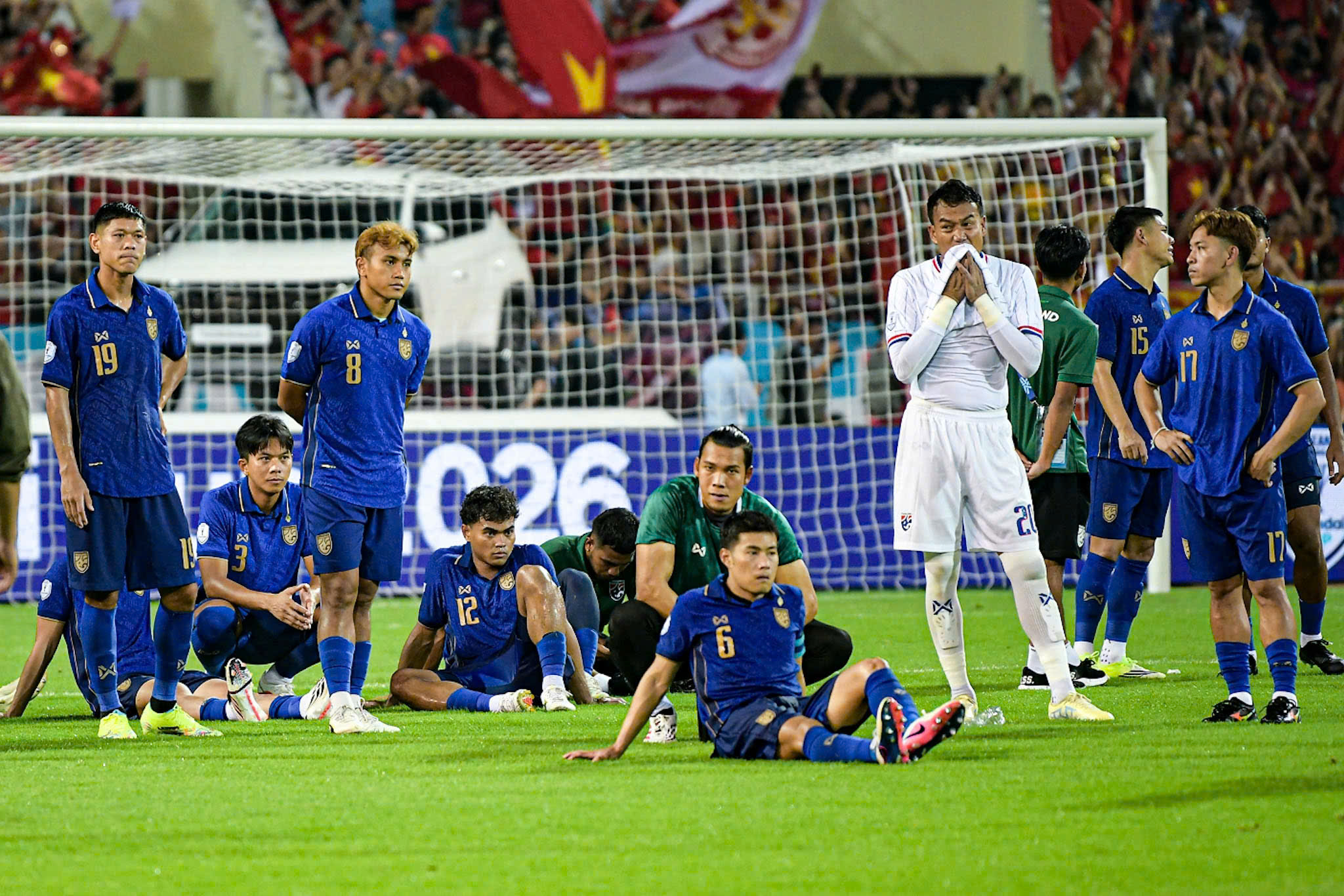 Khoảnh khắc nâng cúp vô địch ASEAN Cup 2026 của tuyển Việt Nam - Ảnh 7.