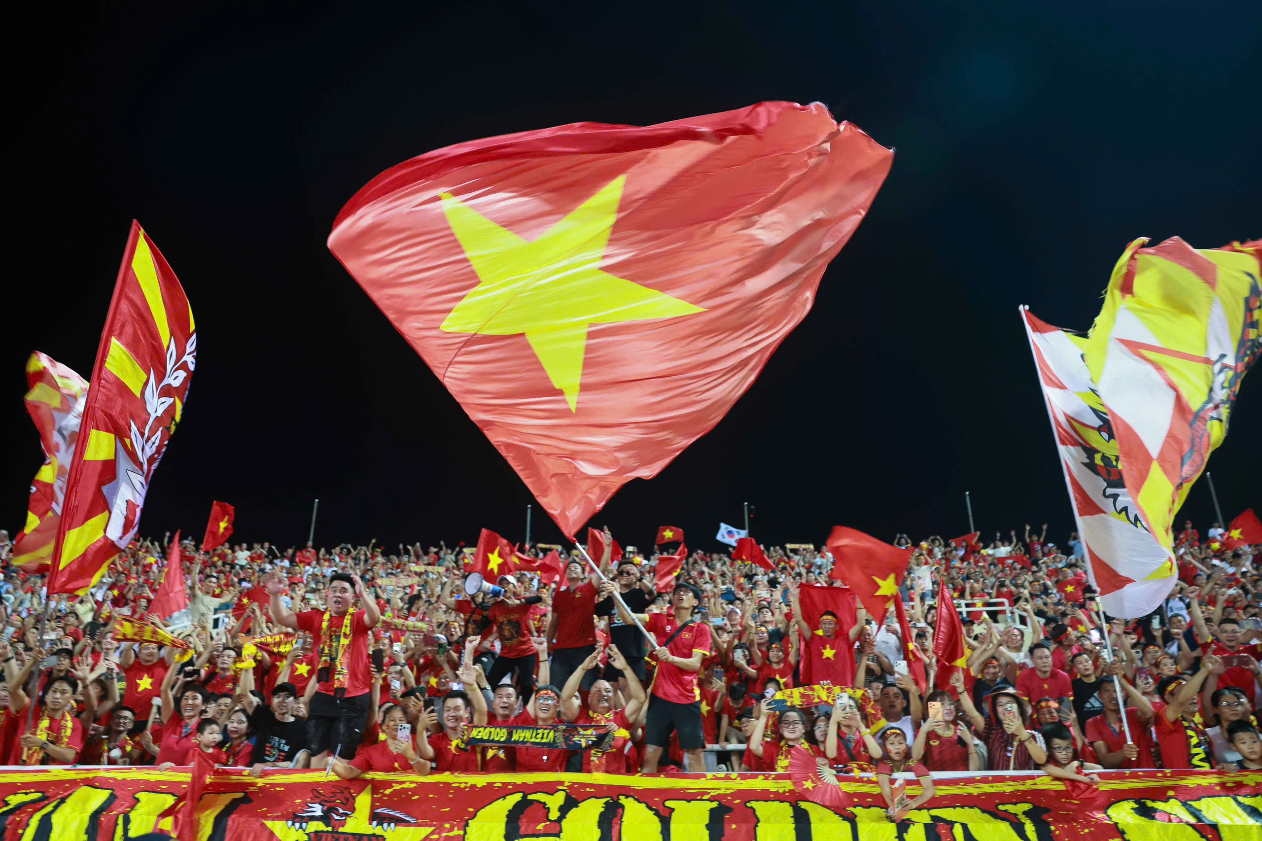 Khoảnh khắc nâng cúp vô địch ASEAN Cup 2026 của tuyển Việt Nam - Ảnh 11.