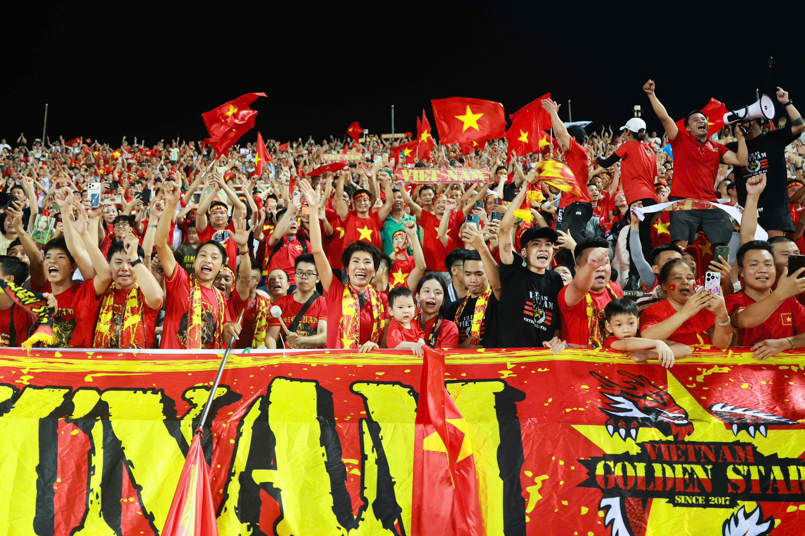 Khoảnh khắc nâng cúp vô địch ASEAN Cup 2026 của tuyển Việt Nam - Ảnh 12.