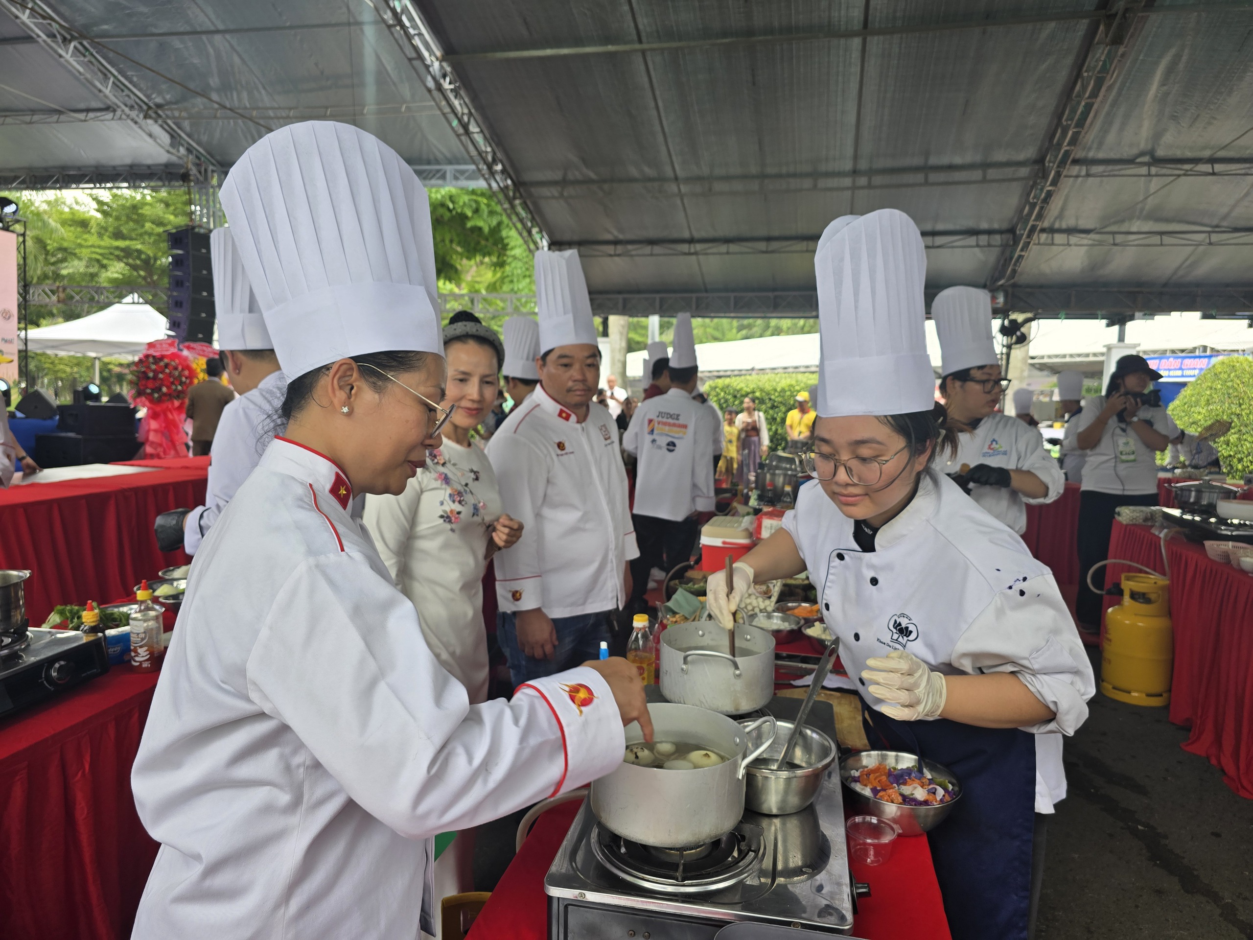 Sinh viên thi nấu phở chay: Làm cả bánh phở ngò gai, 'tủy bò' - Ảnh 4.