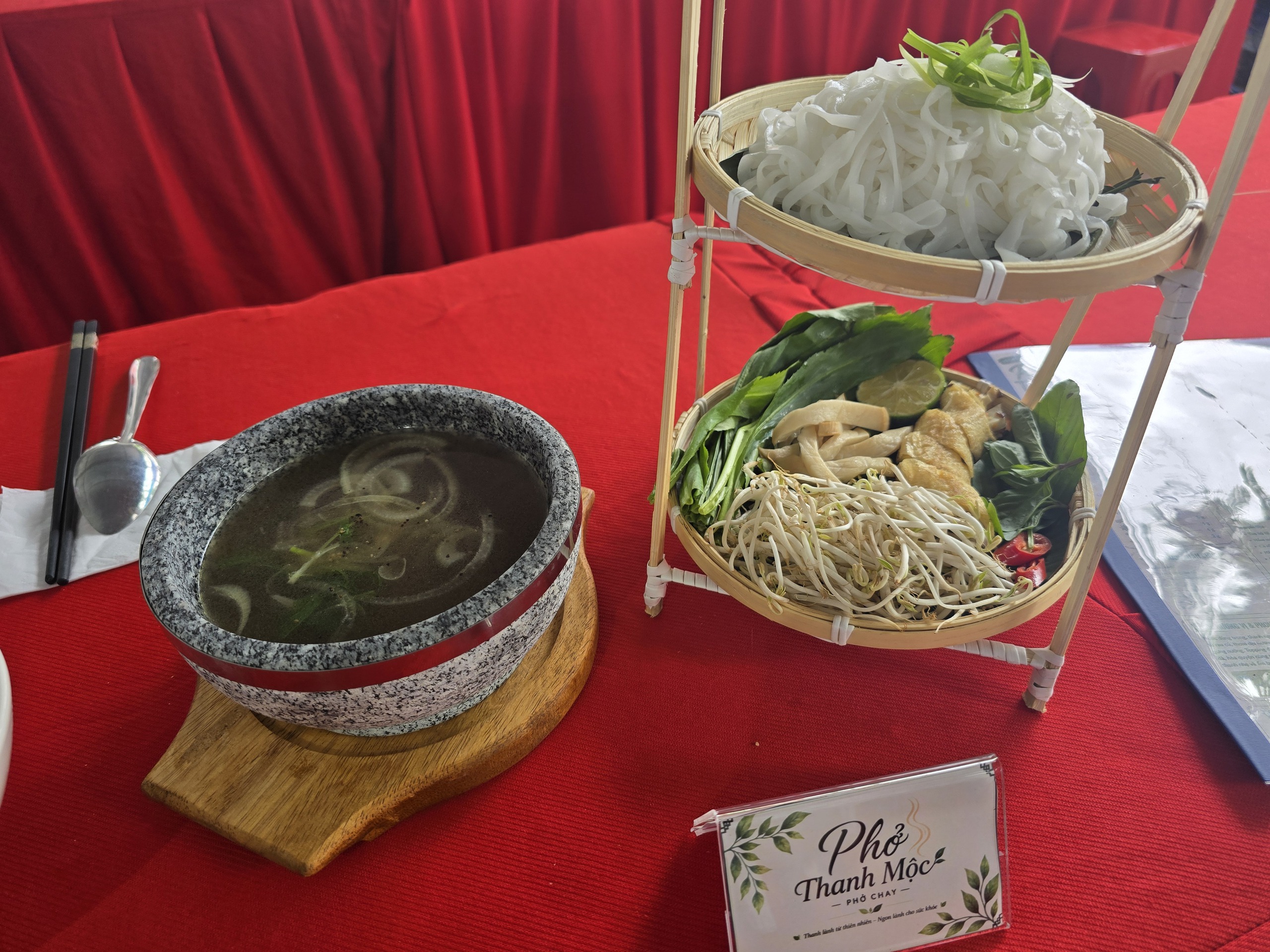 Sinh viên thi nấu phở chay: Làm cả bánh phở ngò gai, 'tủy bò' - Ảnh 2.