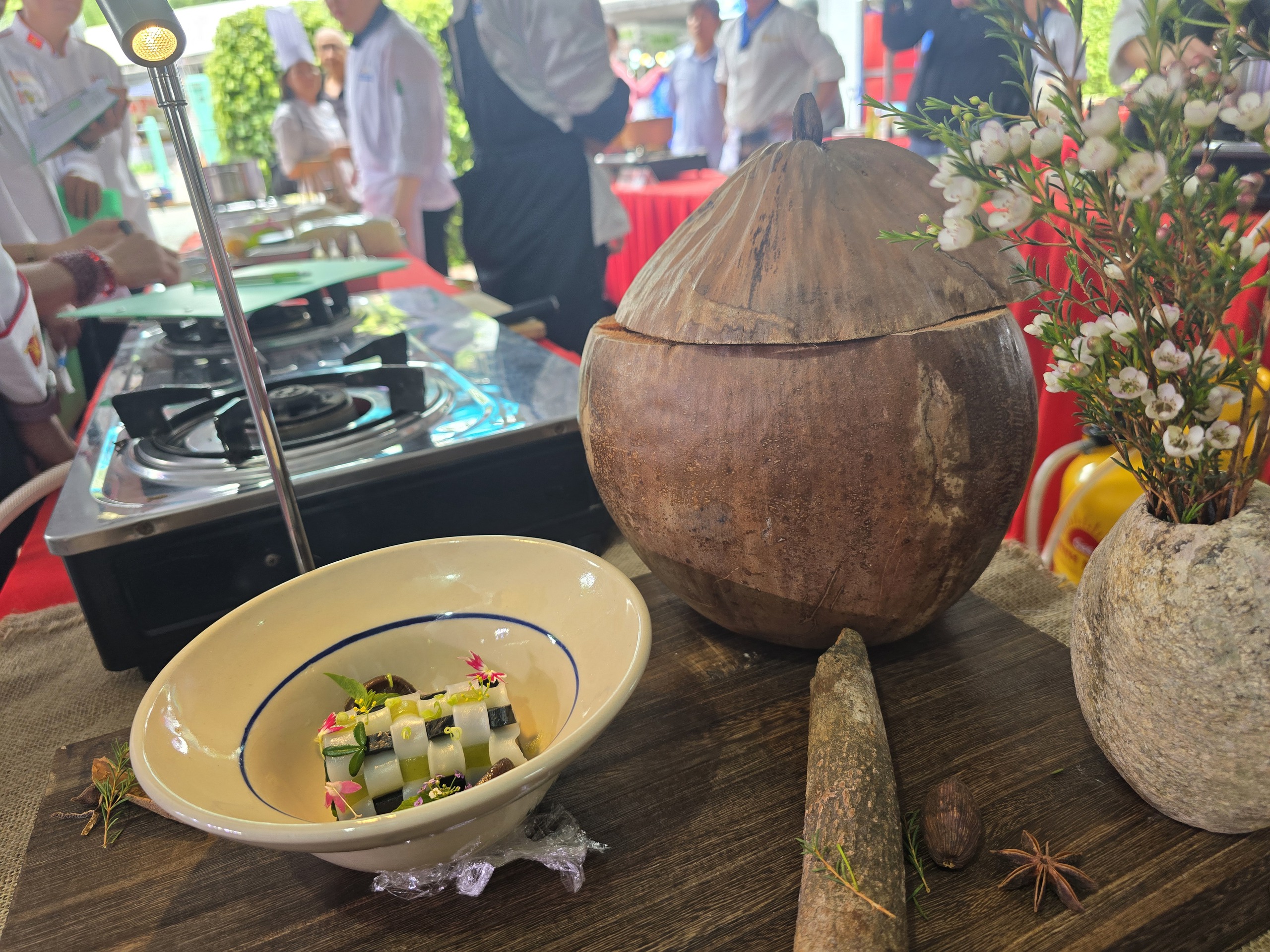 Sinh viên thi nấu phở chay: Làm cả bánh phở ngò gai, 'tủy bò' - Ảnh 1.