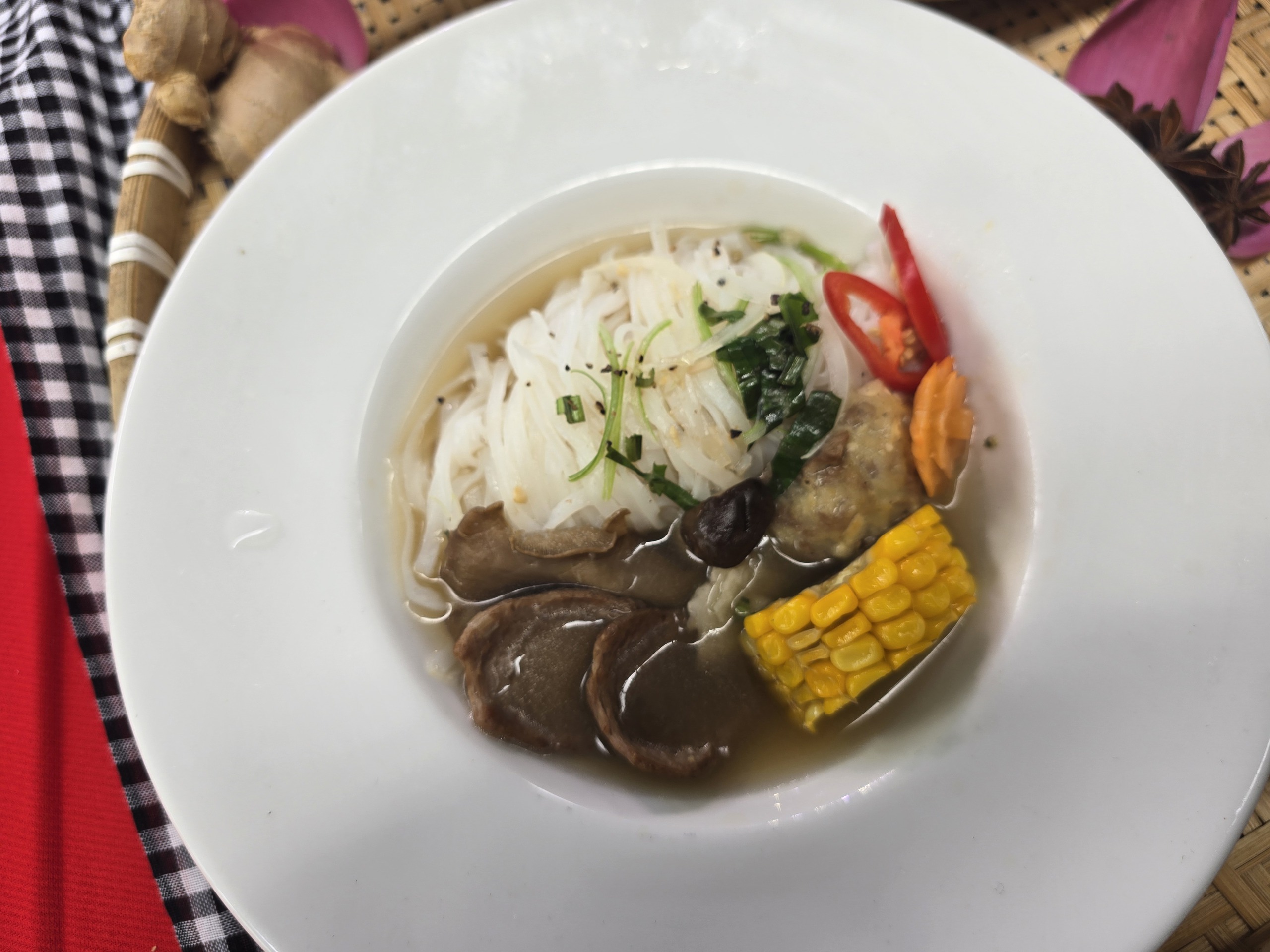 Sinh viên thi nấu phở chay: Làm cả bánh phở ngò gai, 'tủy bò' - Ảnh 7.