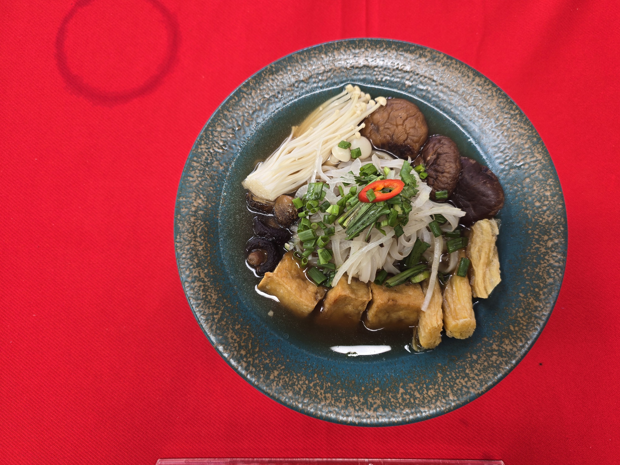 Sinh viên thi nấu phở chay: Làm cả bánh phở ngò gai, 'tủy bò' - Ảnh 6.