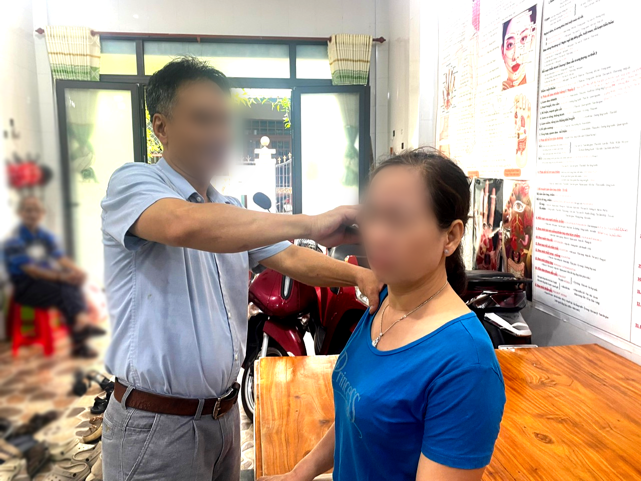 Chữa bệnh như 'Thần y': Khi thầy Đông bấm huyệt - Ảnh 3.