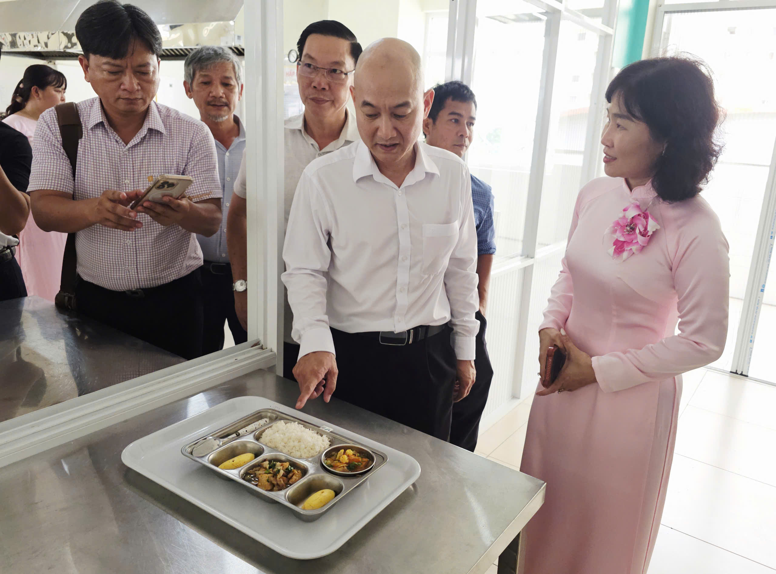Chúng ta liên tục phát hiện các vụ như hàng tấn ốc ngâm hóa chất, mì có chất cấm, hàng trăm con heo nhiễm chất tạo nạc... Vậy giải pháp nào để chúng ta quản lý hiệu quả hơn? - Ảnh 2.