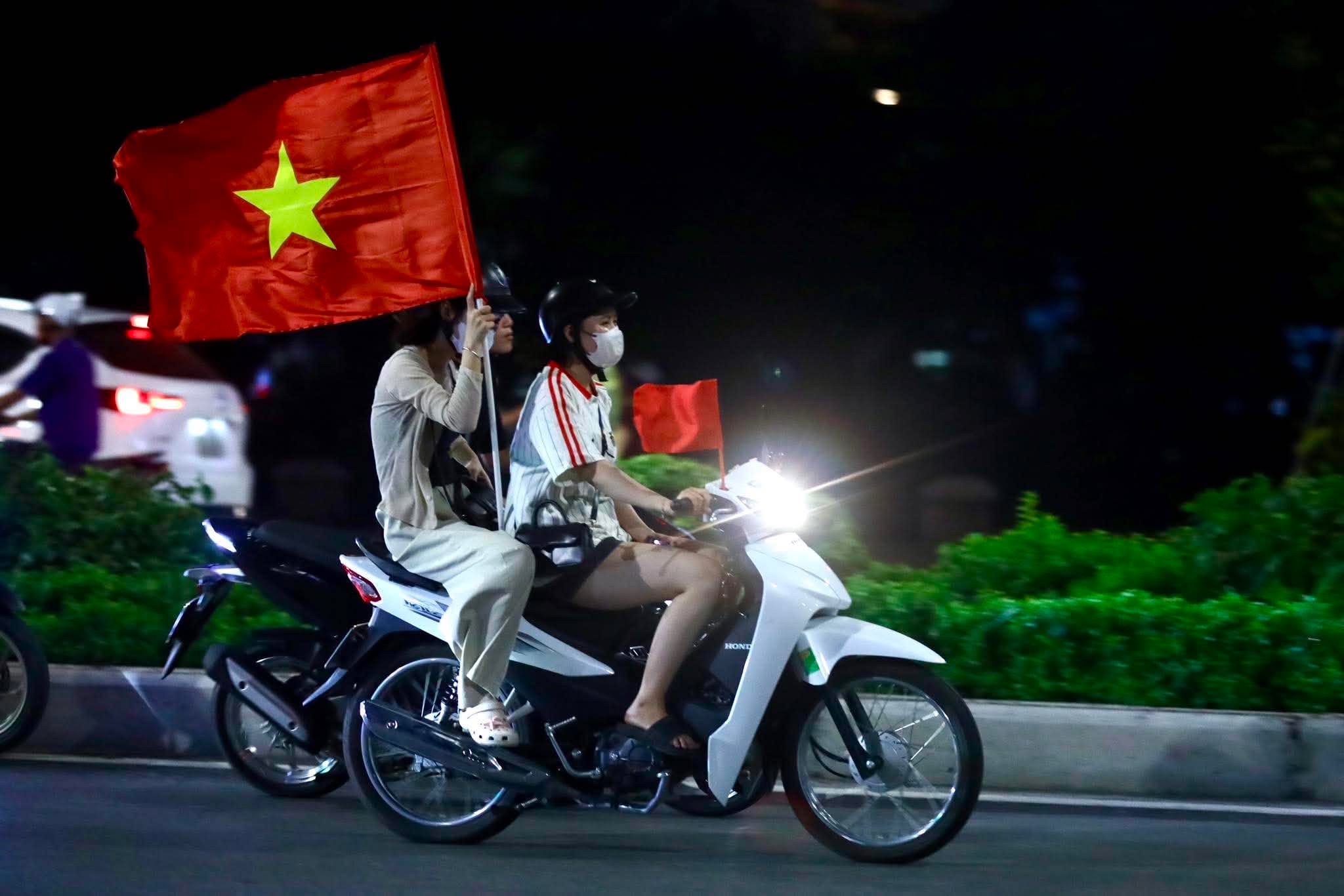 Đêm không ngủ của hàng triệu người hâm mộ bóng đá Việt Nam - Ảnh 11.