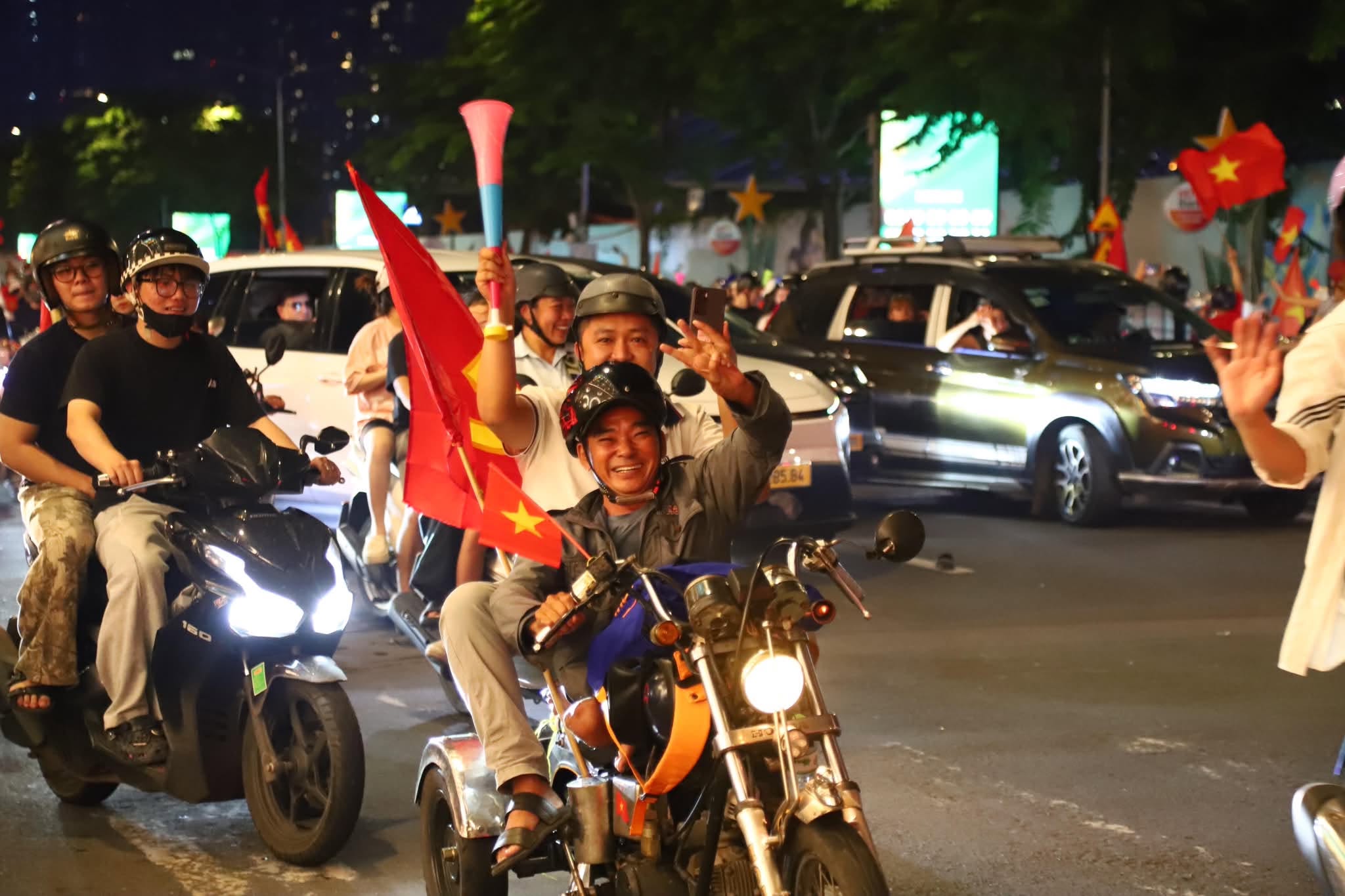 Đêm không ngủ của hàng triệu người hâm mộ bóng đá Việt Nam - Ảnh 22.