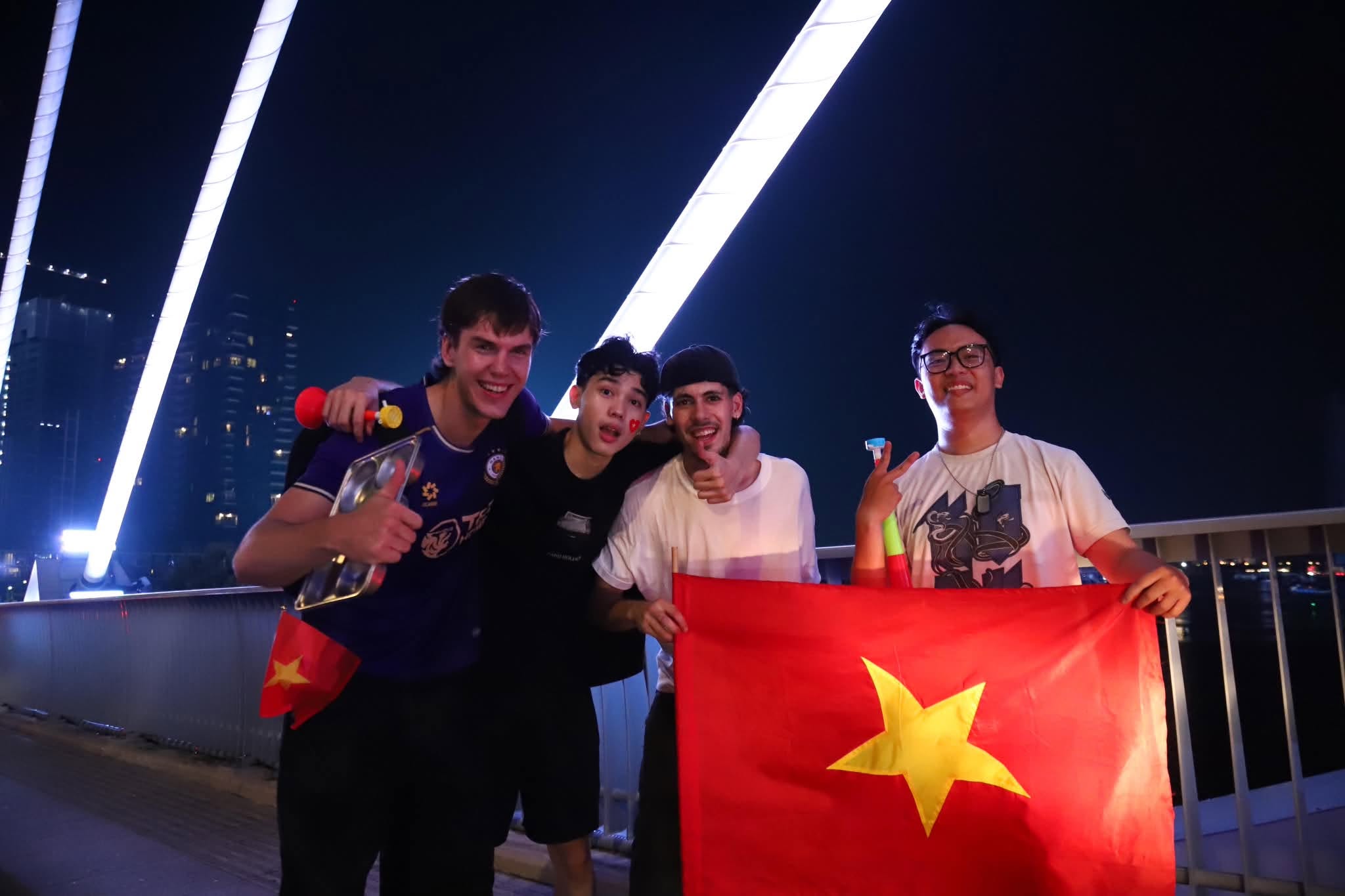 Đêm không ngủ của hàng triệu người hâm mộ bóng đá Việt Nam - Ảnh 6.