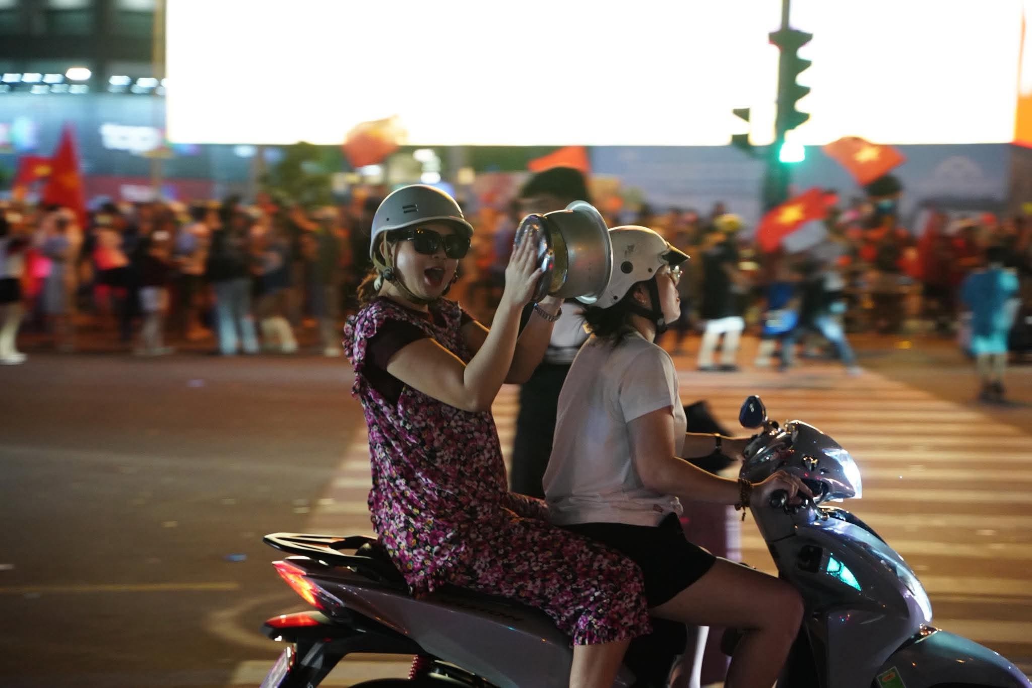 Đêm không ngủ của hàng triệu người hâm mộ bóng đá Việt Nam - Ảnh 24.