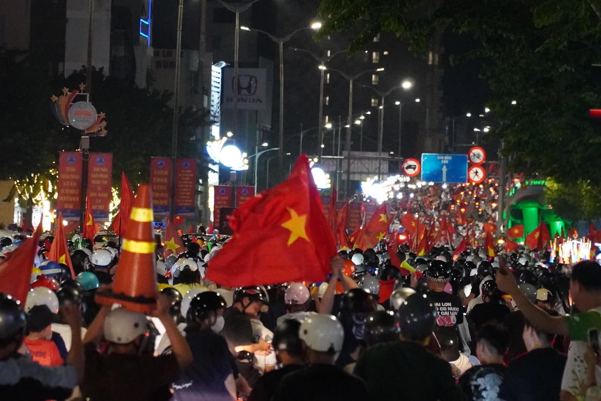 Đêm không ngủ của hàng triệu người hâm mộ bóng đá Việt Nam - Ảnh 32.