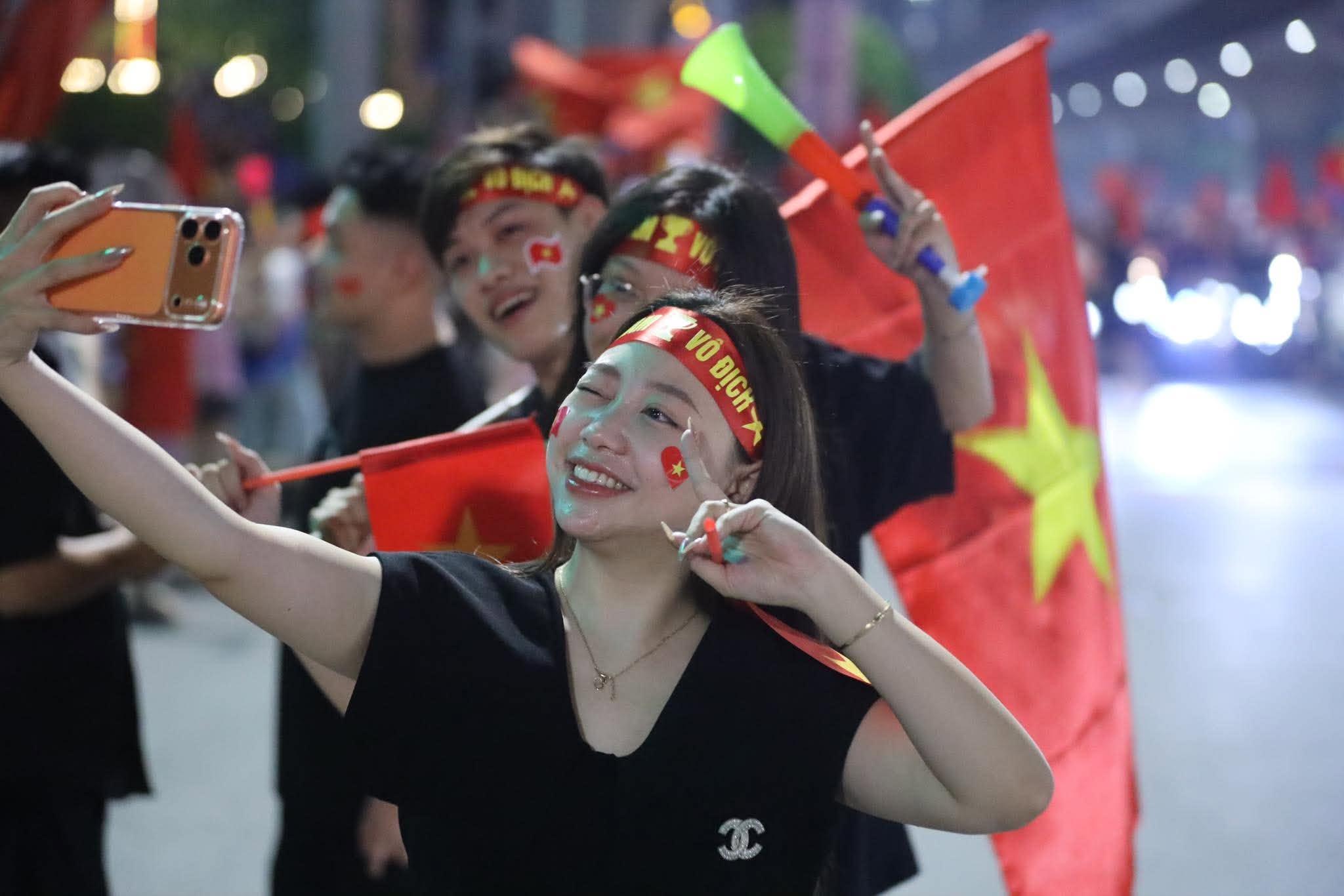 Đêm không ngủ của hàng triệu người hâm mộ bóng đá Việt Nam - Ảnh 7.