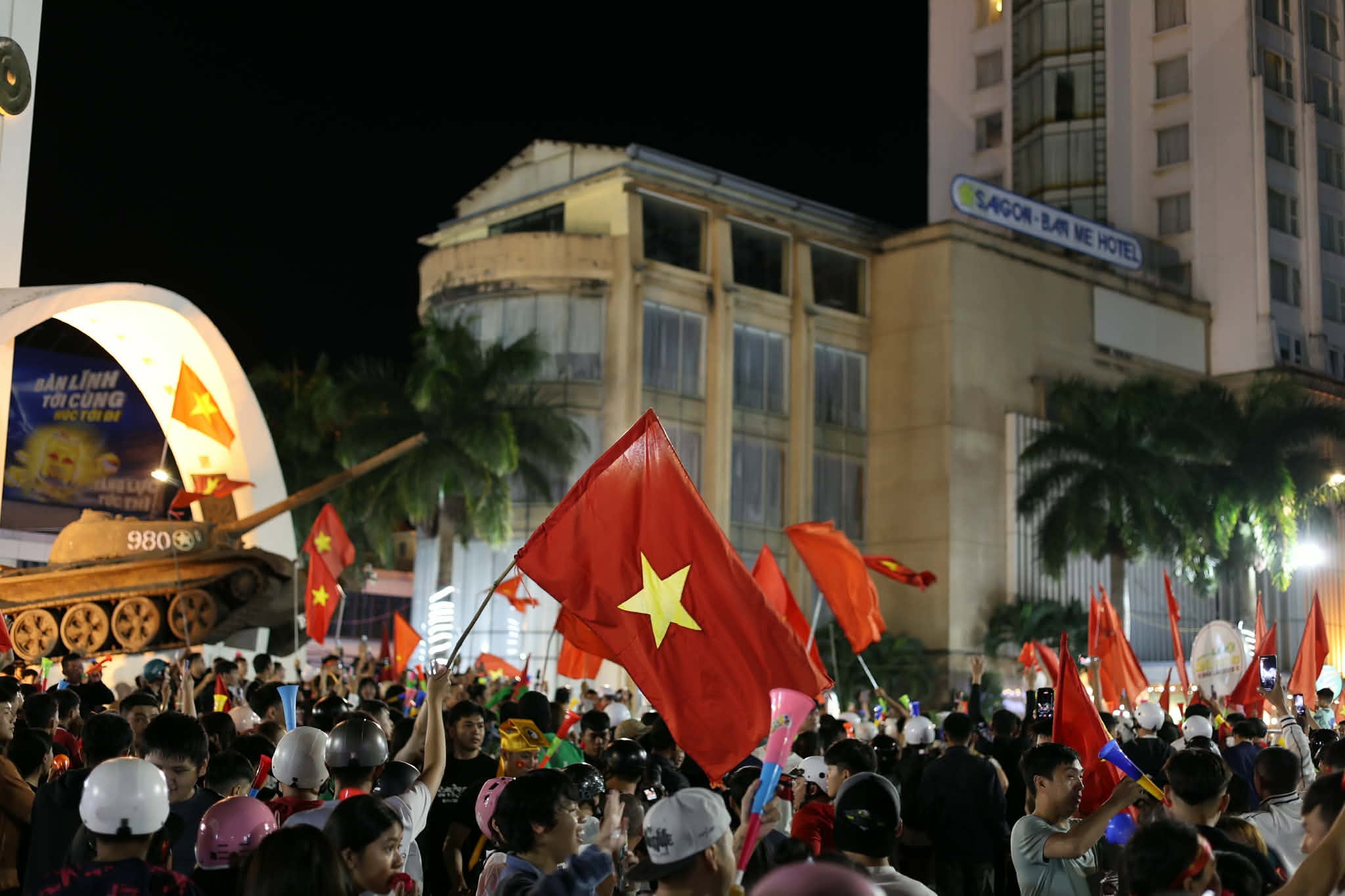 Đêm không ngủ của hàng triệu người hâm mộ bóng đá Việt Nam - Ảnh 35.