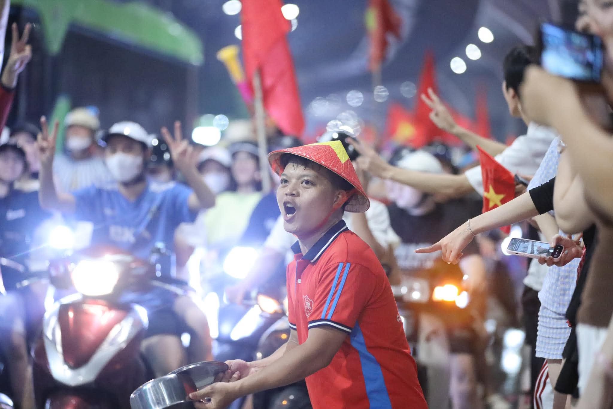 Đêm không ngủ của hàng triệu người hâm mộ bóng đá Việt Nam - Ảnh 10.