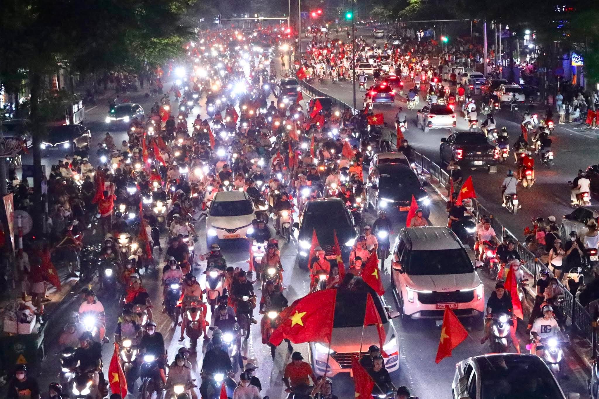 Đêm không ngủ của hàng triệu người hâm mộ bóng đá Việt Nam - Ảnh 13.