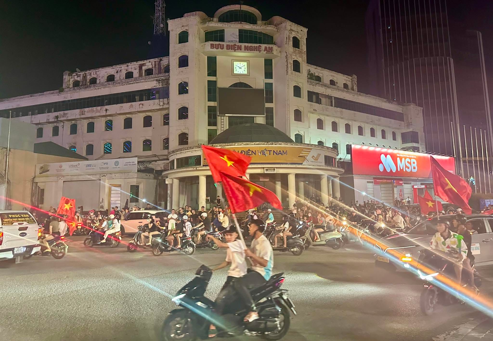 Đêm không ngủ của hàng triệu người hâm mộ bóng đá Việt Nam - Ảnh 30.