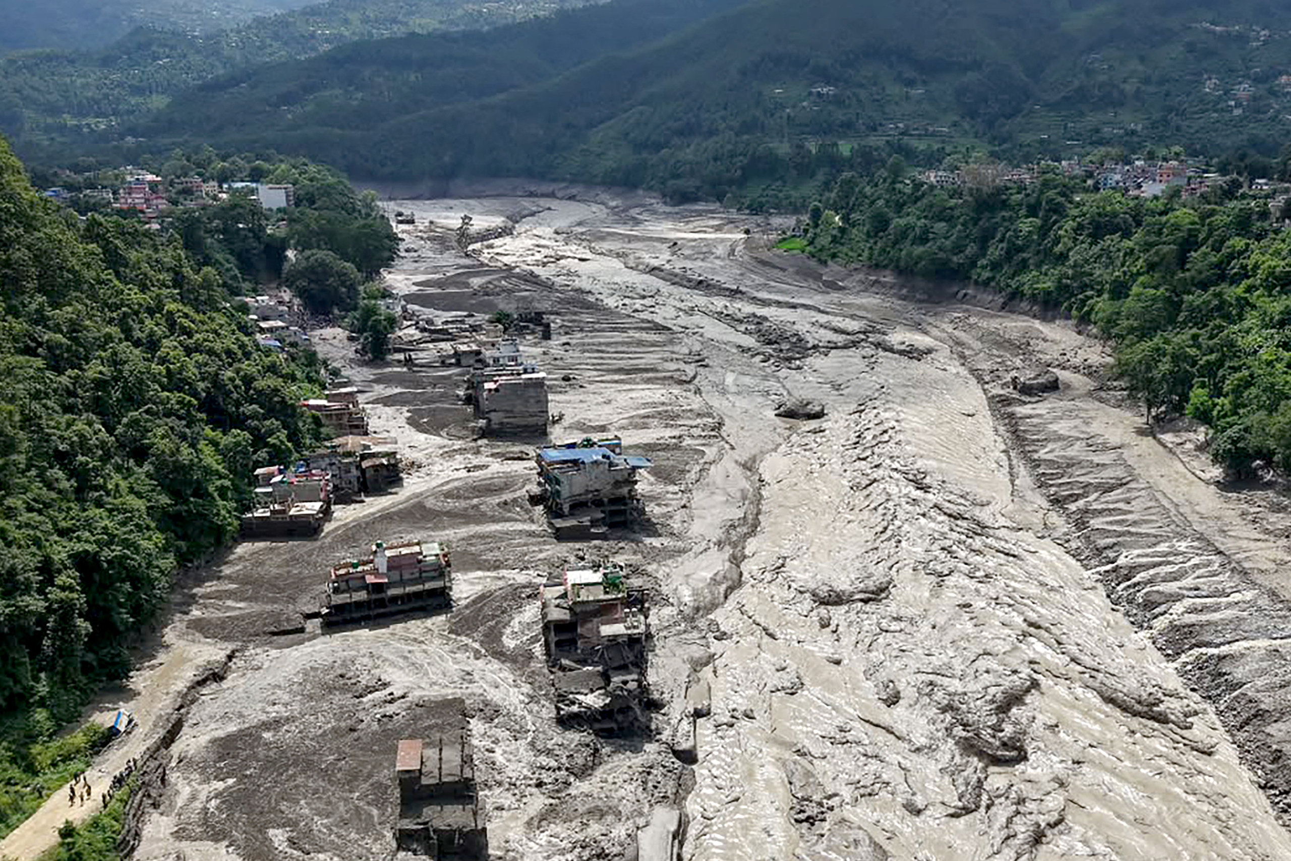 Lũ quét tại biên giới Nepal - Trung Quốc: 98 người chết và hơn 400 người mất tích - Ảnh 3.