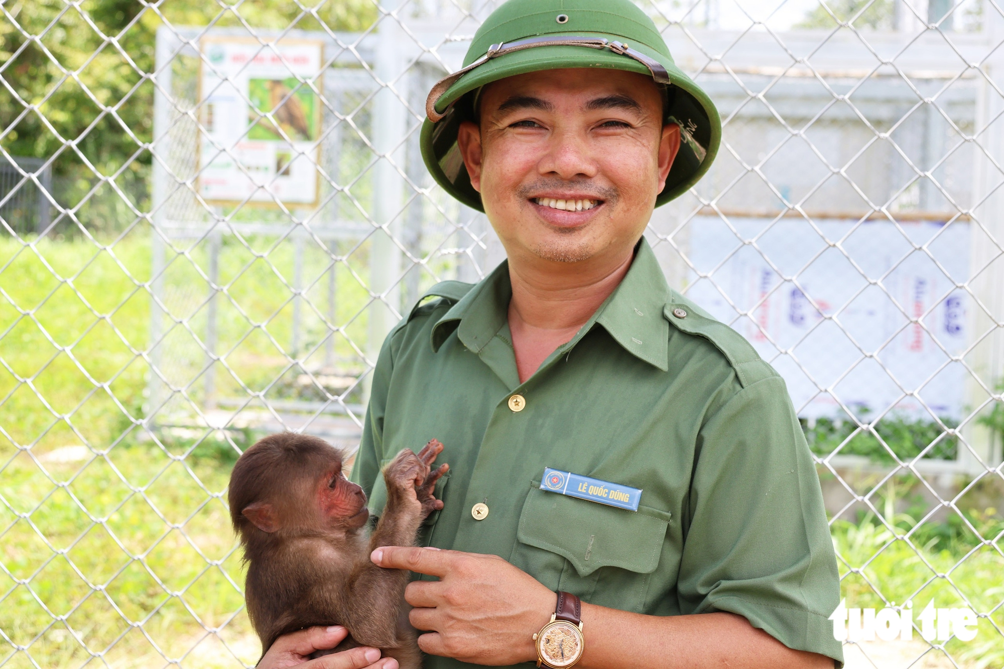 'Vú nuôi' của những chú khỉ đặc biệt ở trung tâm cứu hộ động vật hoang dã - Ảnh 3.