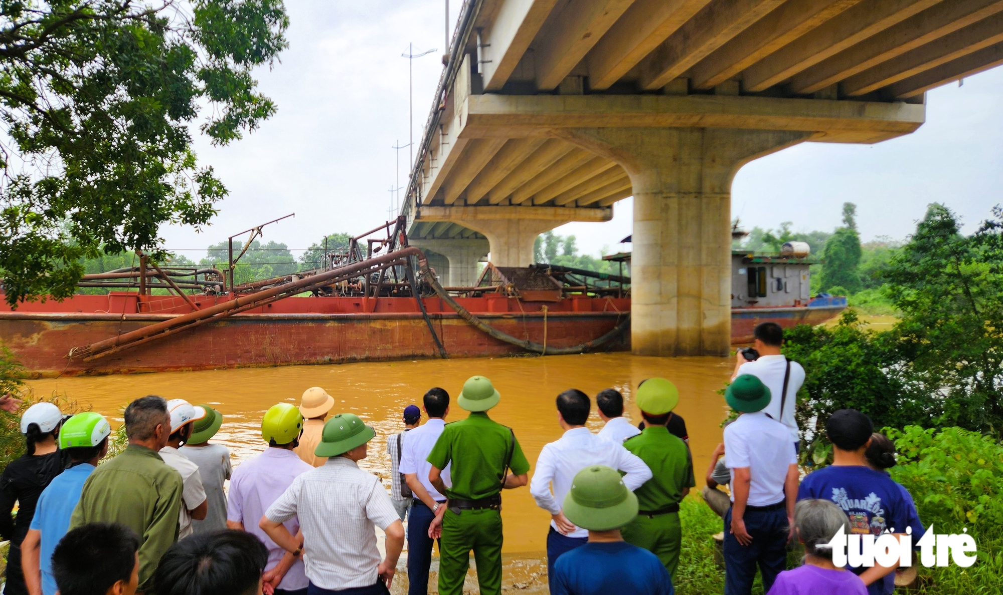 'Giải cứu' 2 tàu hút cát mắc kẹt vào trụ cầu sông Tào - Ảnh 1.