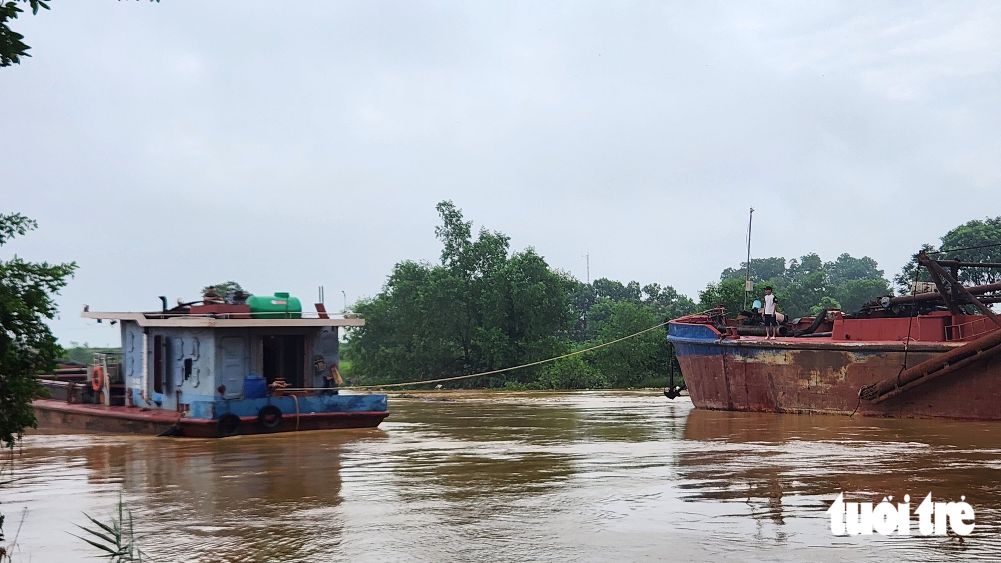 'Giải cứu' 2 tàu hút cát mắc kẹt vào trụ cầu sông Tào - Ảnh 2.