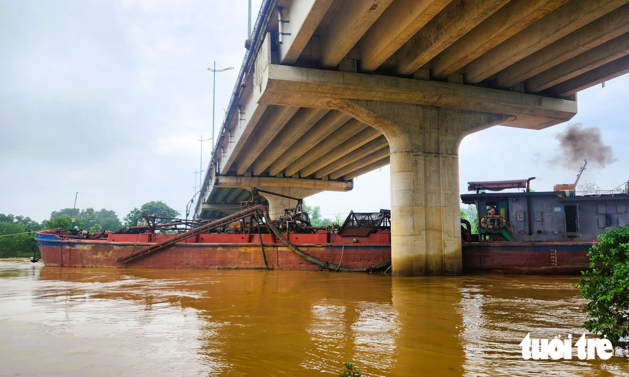 'Giải cứu' 2 tàu hút cát mắc kẹt vào trụ cầu sông Tào - Ảnh 3.
