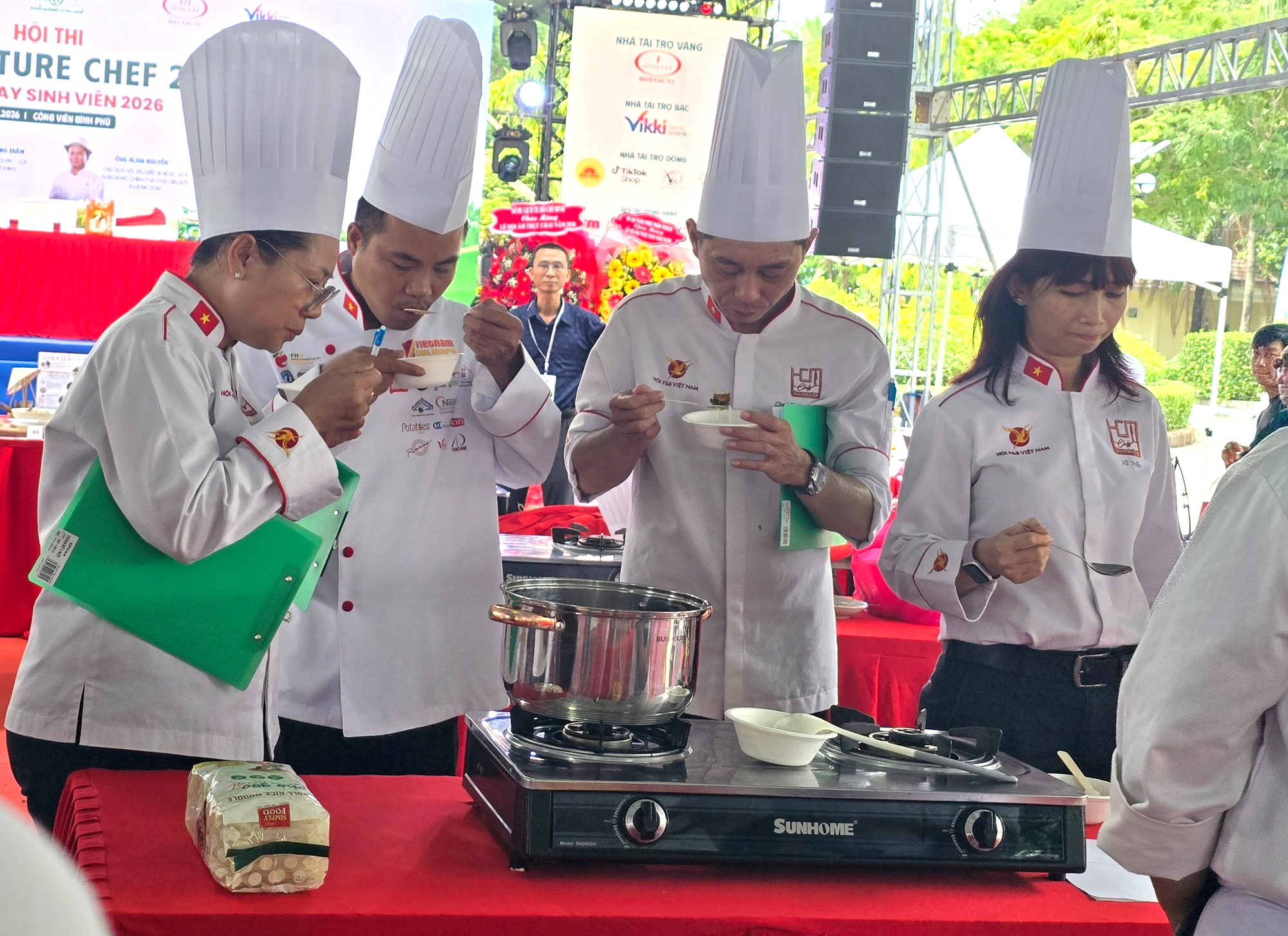 Sinh viên thi nấu phở chay: Làm cả bánh phở ngò gai, 'tủy bò' - Ảnh 5.