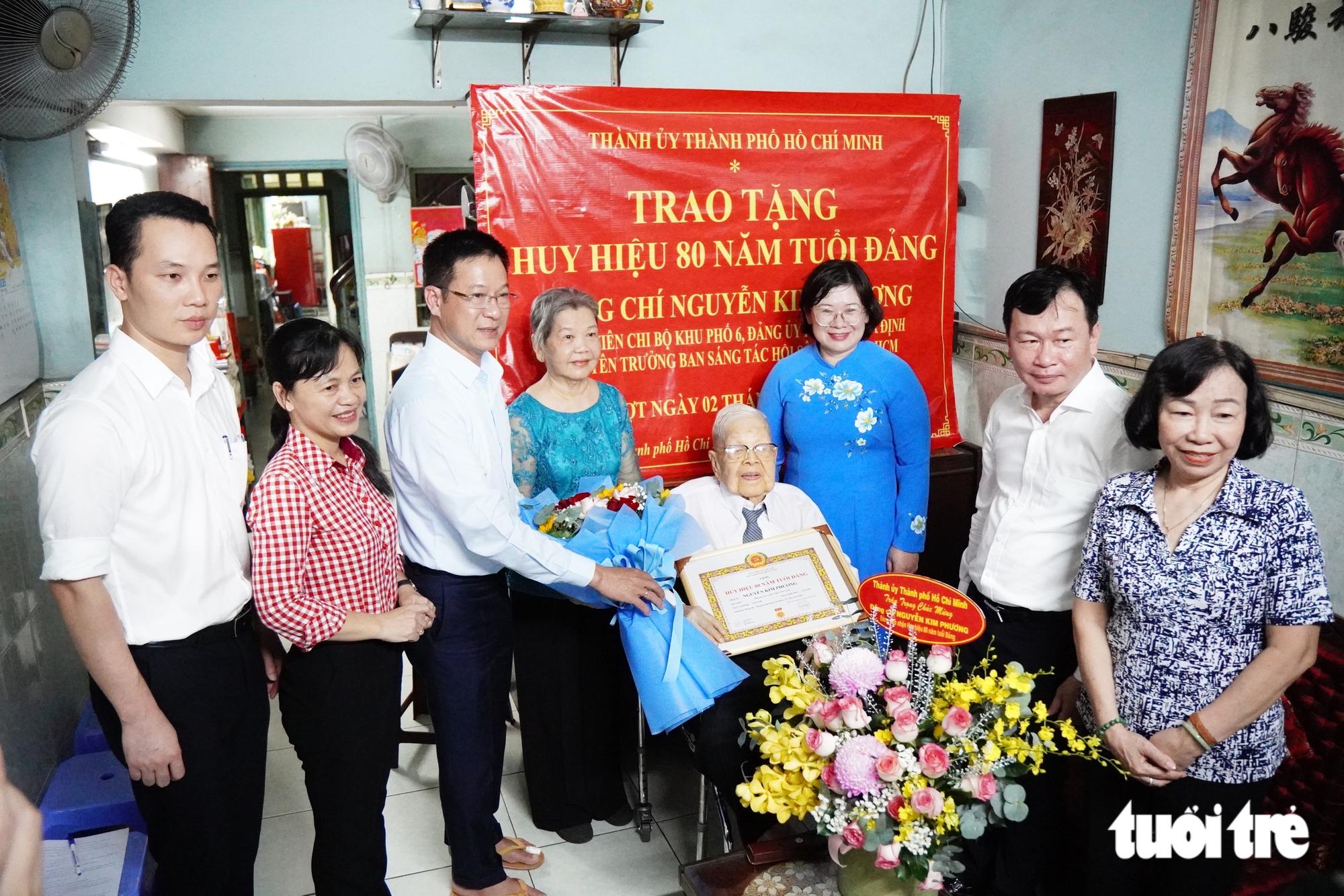 Lãnh đạo Thành ủy TP.HCM trao Huy hiệu 80 năm tuổi Đảng đến đảng viên lão thành cách mạng - Ảnh 3.