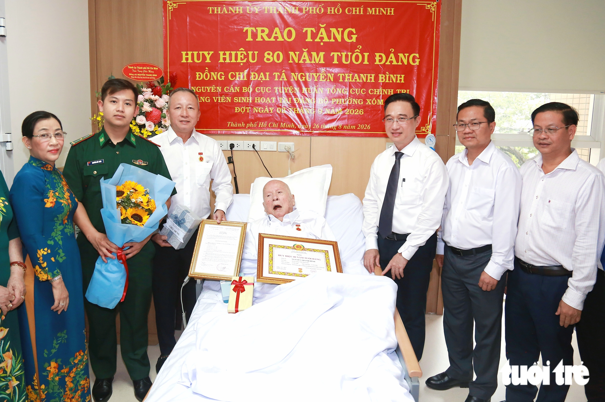 Lãnh đạo Thành ủy TP.HCM trao Huy hiệu 80 năm tuổi Đảng đến đảng viên lão thành cách mạng - Ảnh 1.