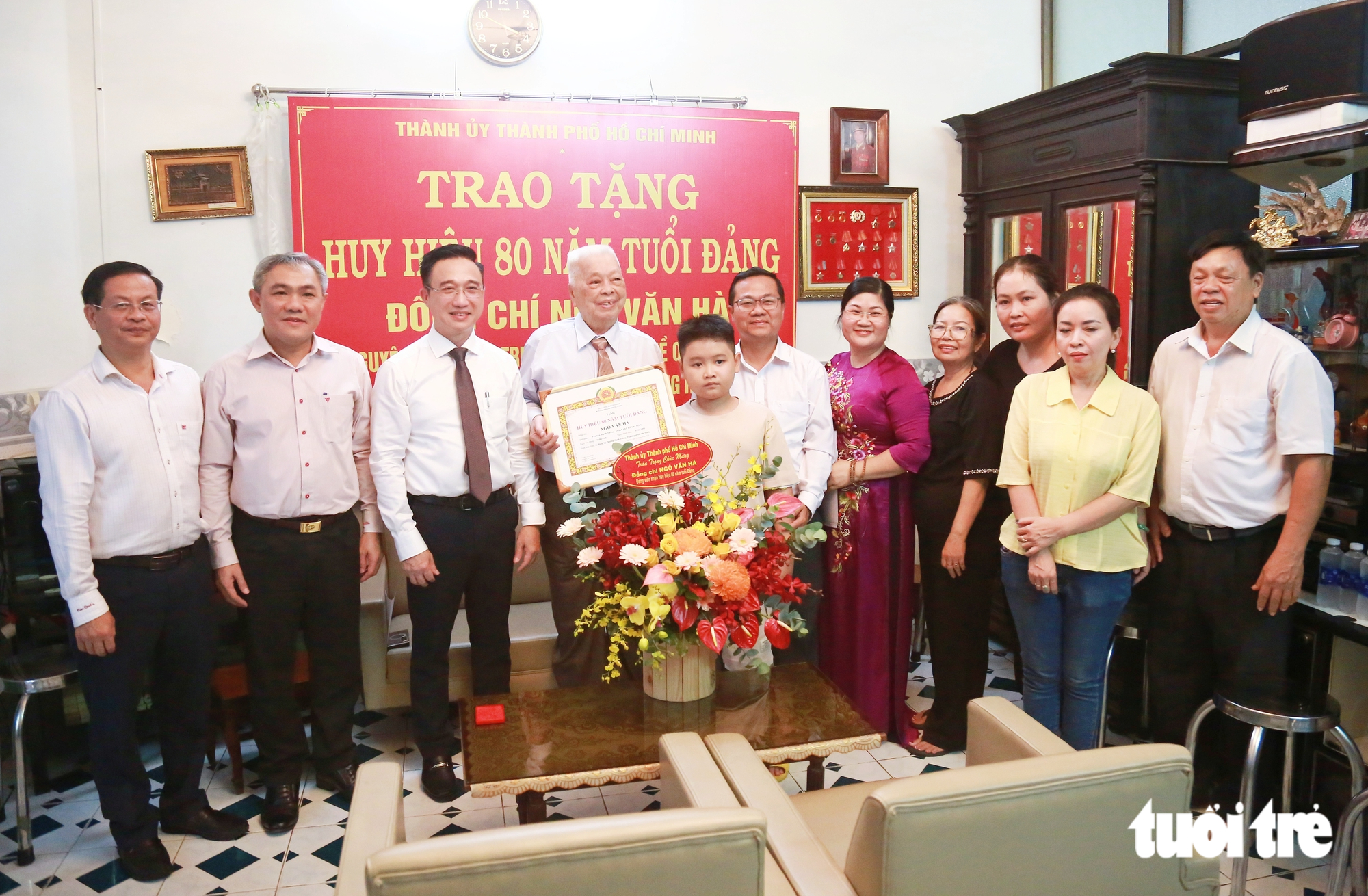 Lãnh đạo Thành ủy TP.HCM trao Huy hiệu 80 năm tuổi Đảng đến đảng viên lão thành cách mạng - Ảnh 2.