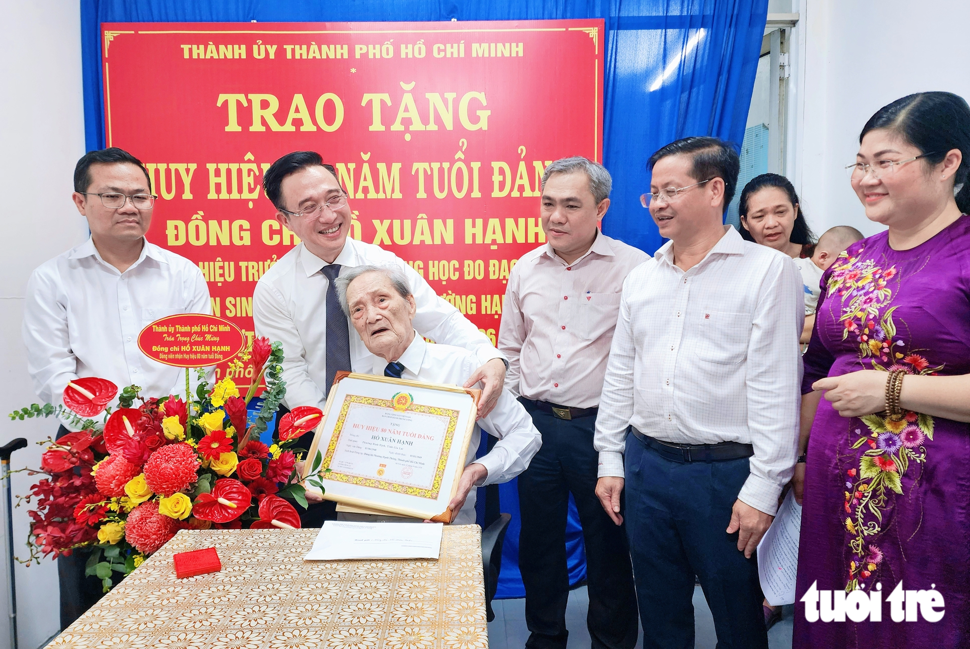 Lãnh đạo Thành ủy TP.HCM trao Huy hiệu 80 năm tuổi Đảng đến đảng viên lão thành cách mạng - Ảnh 3.