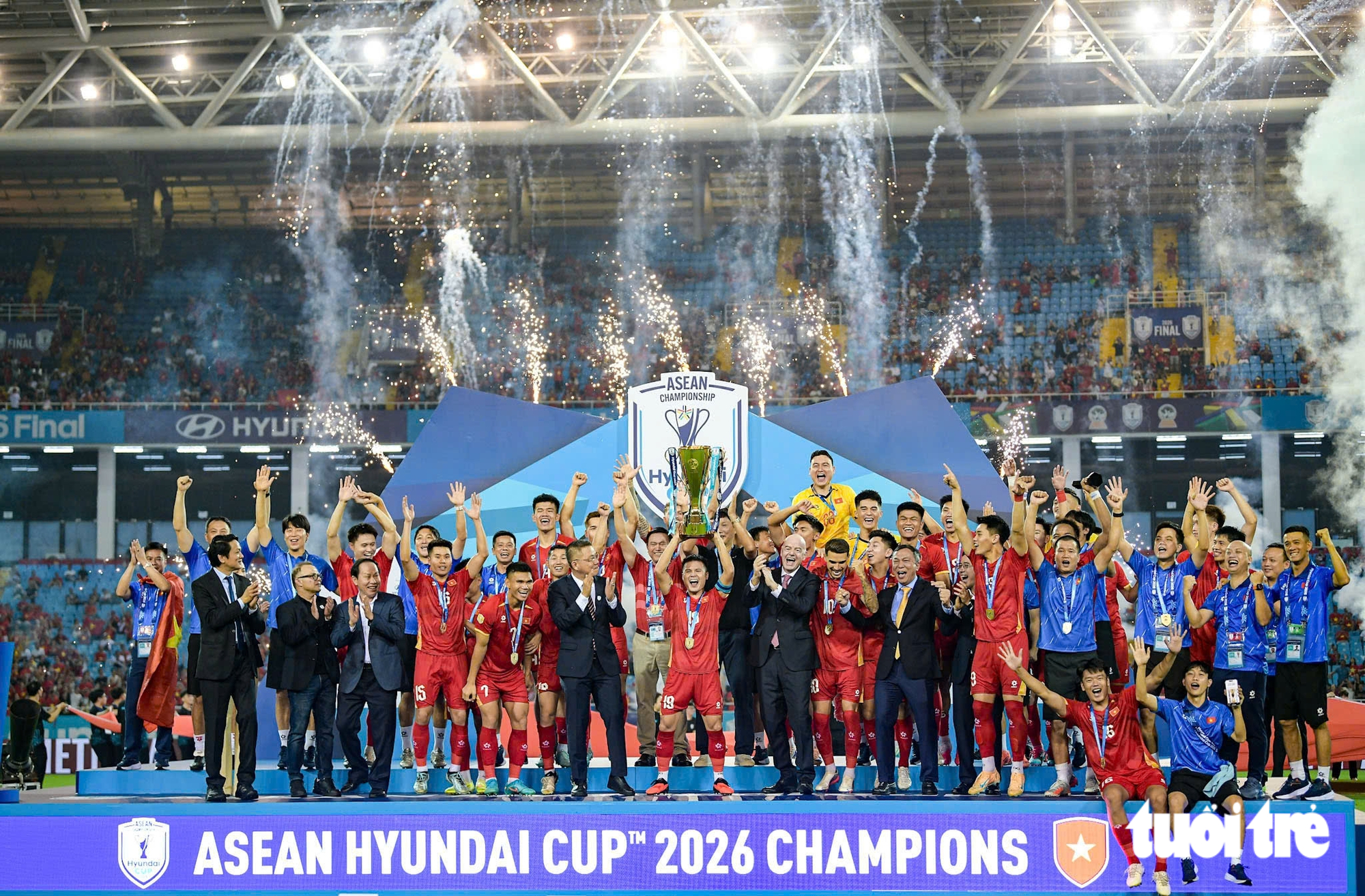 Khoảnh khắc nâng cúp vô địch ASEAN Cup 2026 của tuyển Việt Nam - Ảnh 1.